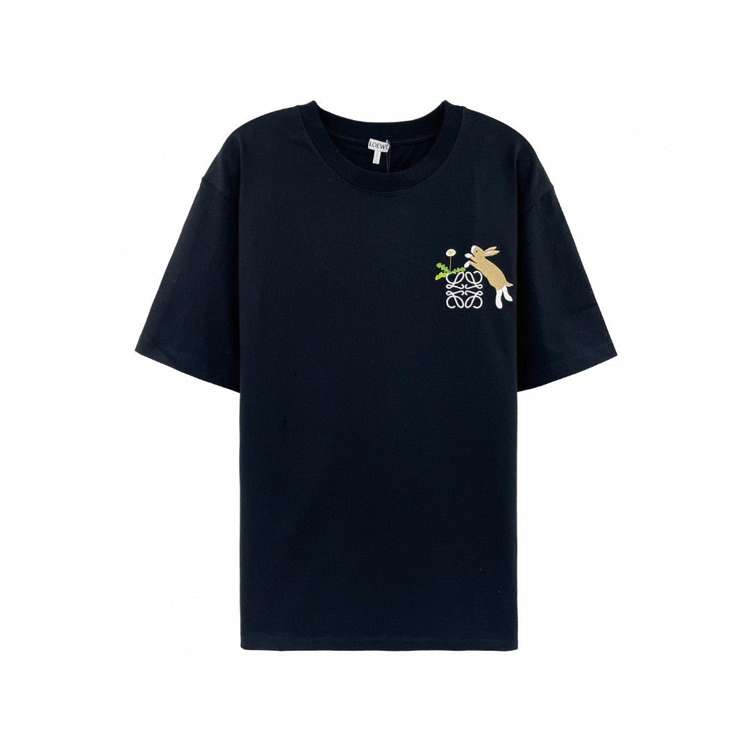 Schwarzes und graues T-Shirt