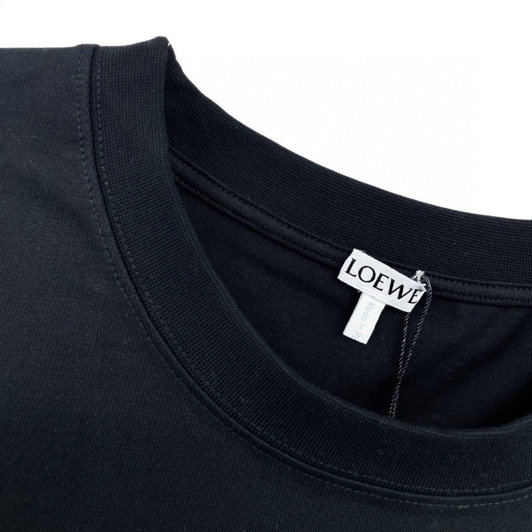 Schwarzes und graues T-Shirt