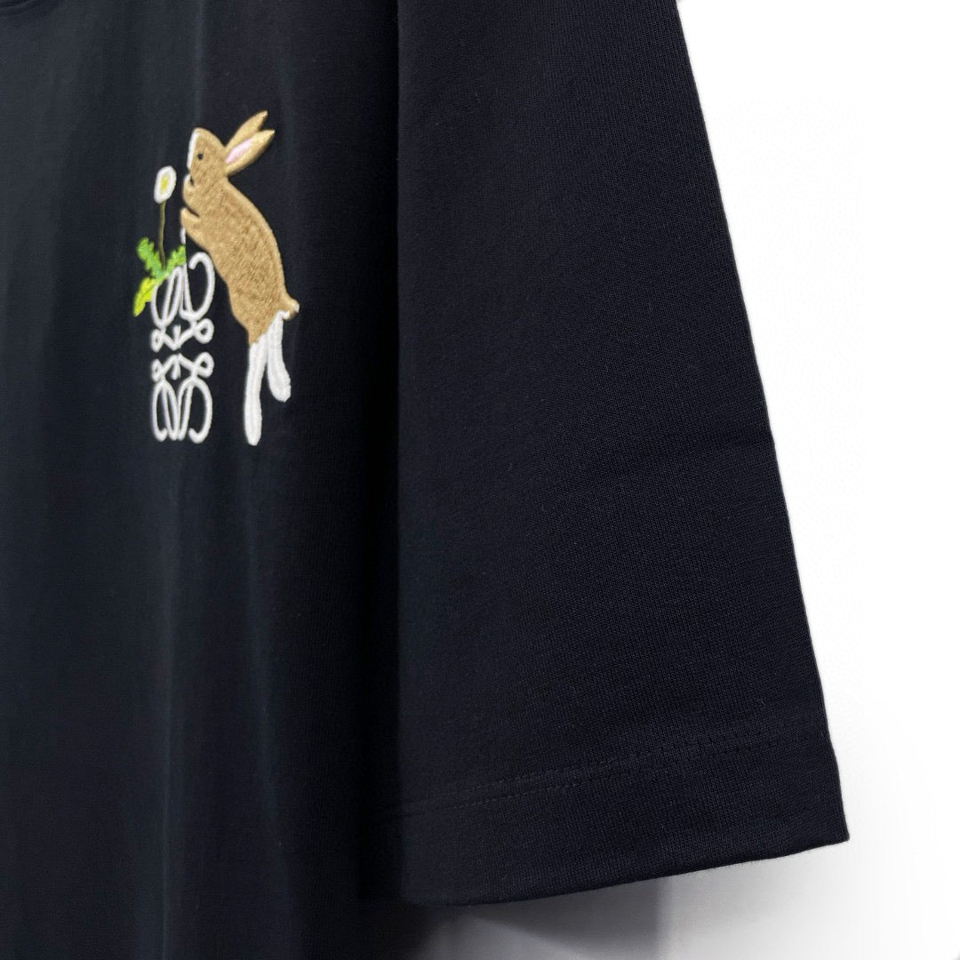 Schwarzes und graues T-Shirt