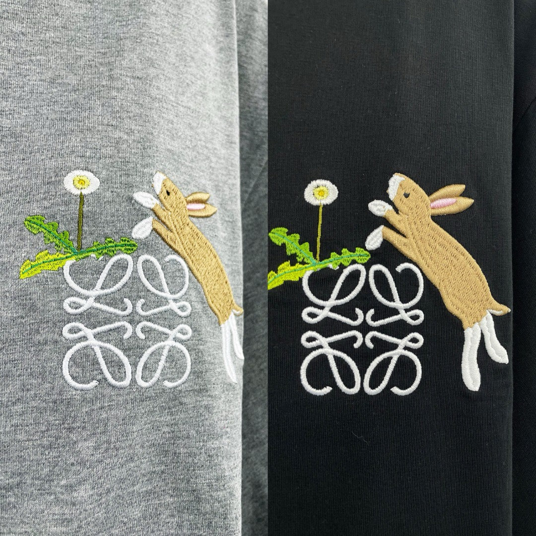 Schwarzes und graues T-Shirt