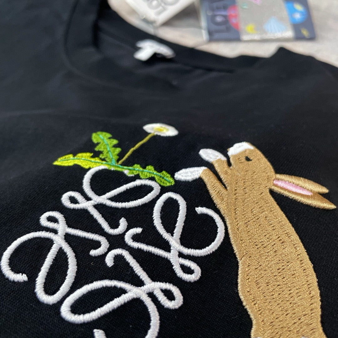 Schwarzes und graues T-Shirt