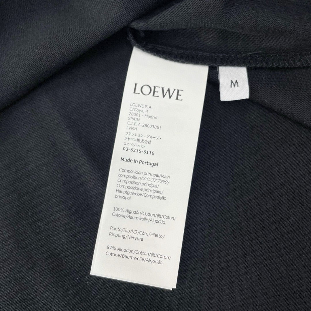 Schwarzes und graues T-Shirt