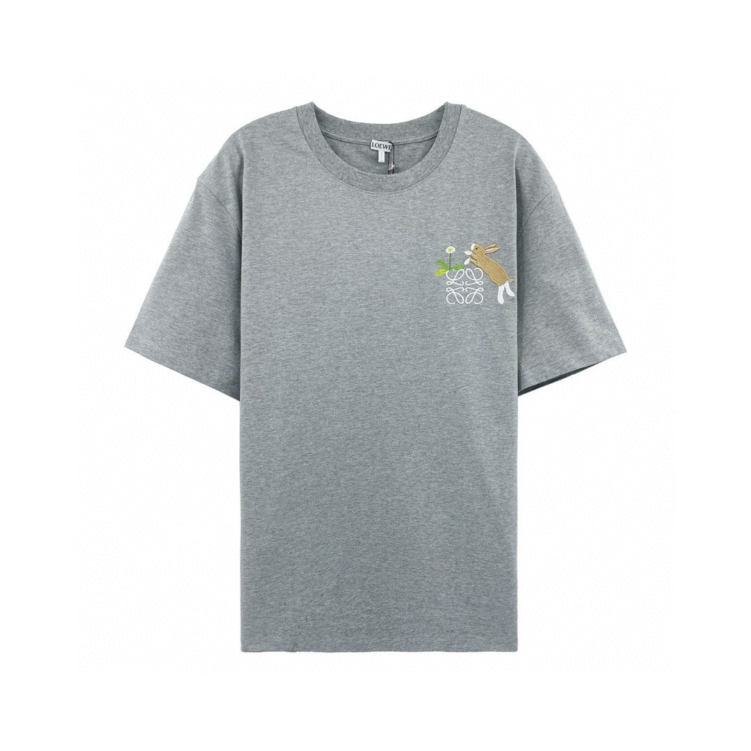 Schwarzes und graues T-Shirt