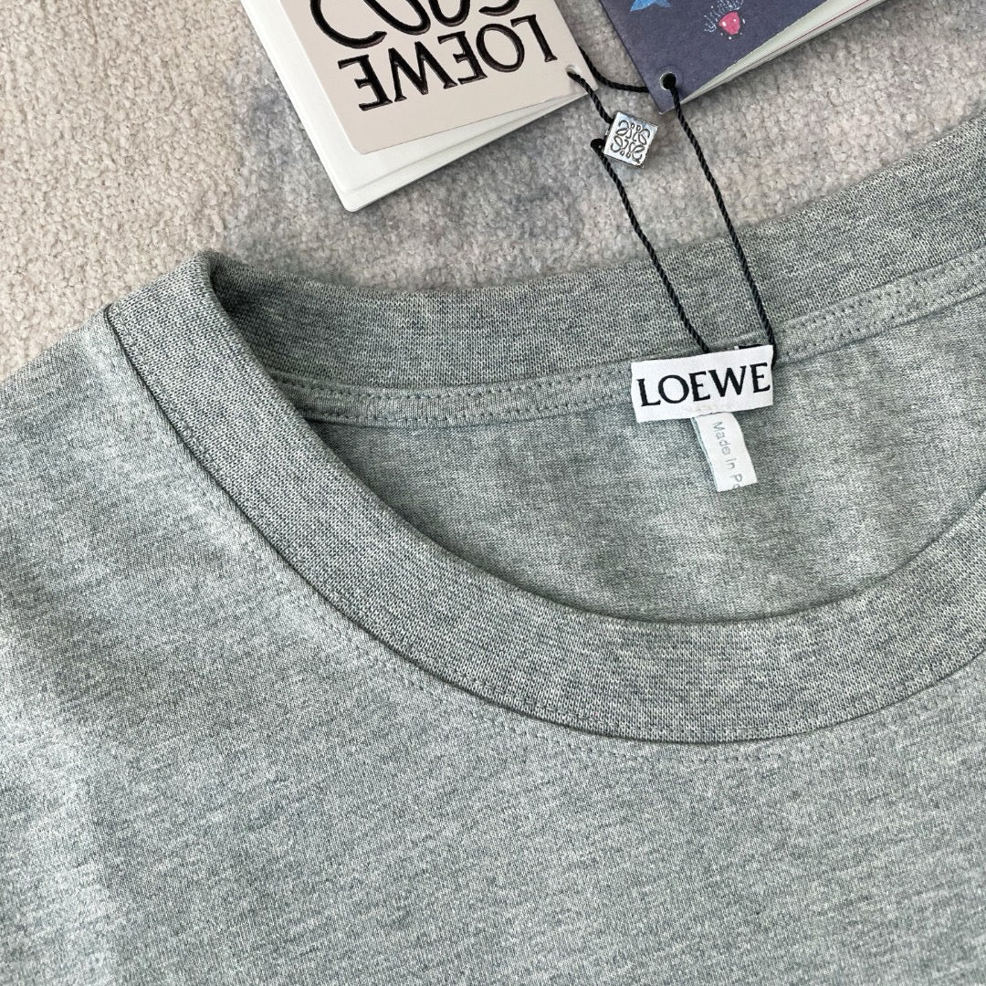 Schwarzes und graues T-Shirt