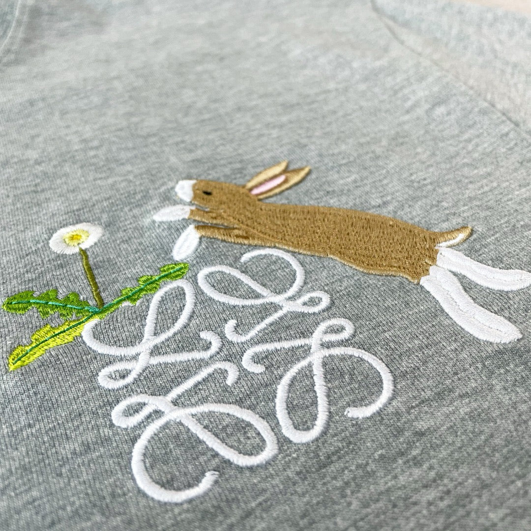 Schwarzes und graues T-Shirt