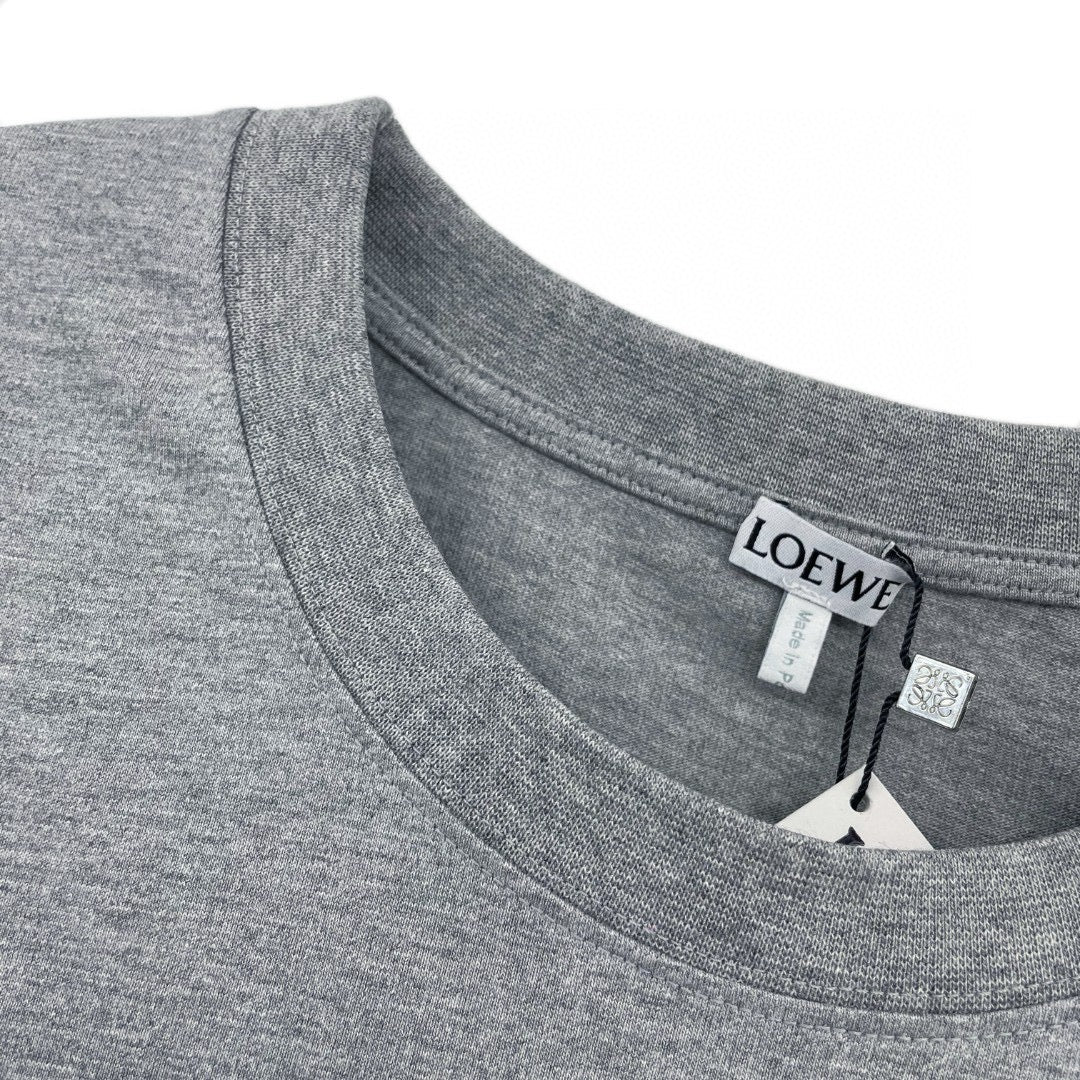 Schwarzes und graues T-Shirt