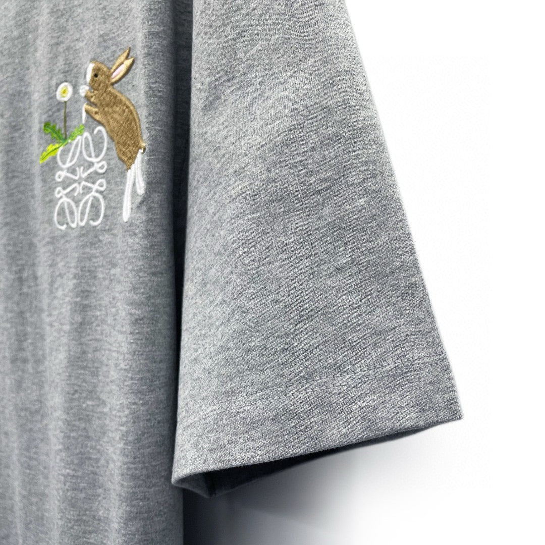 Schwarzes und graues T-Shirt