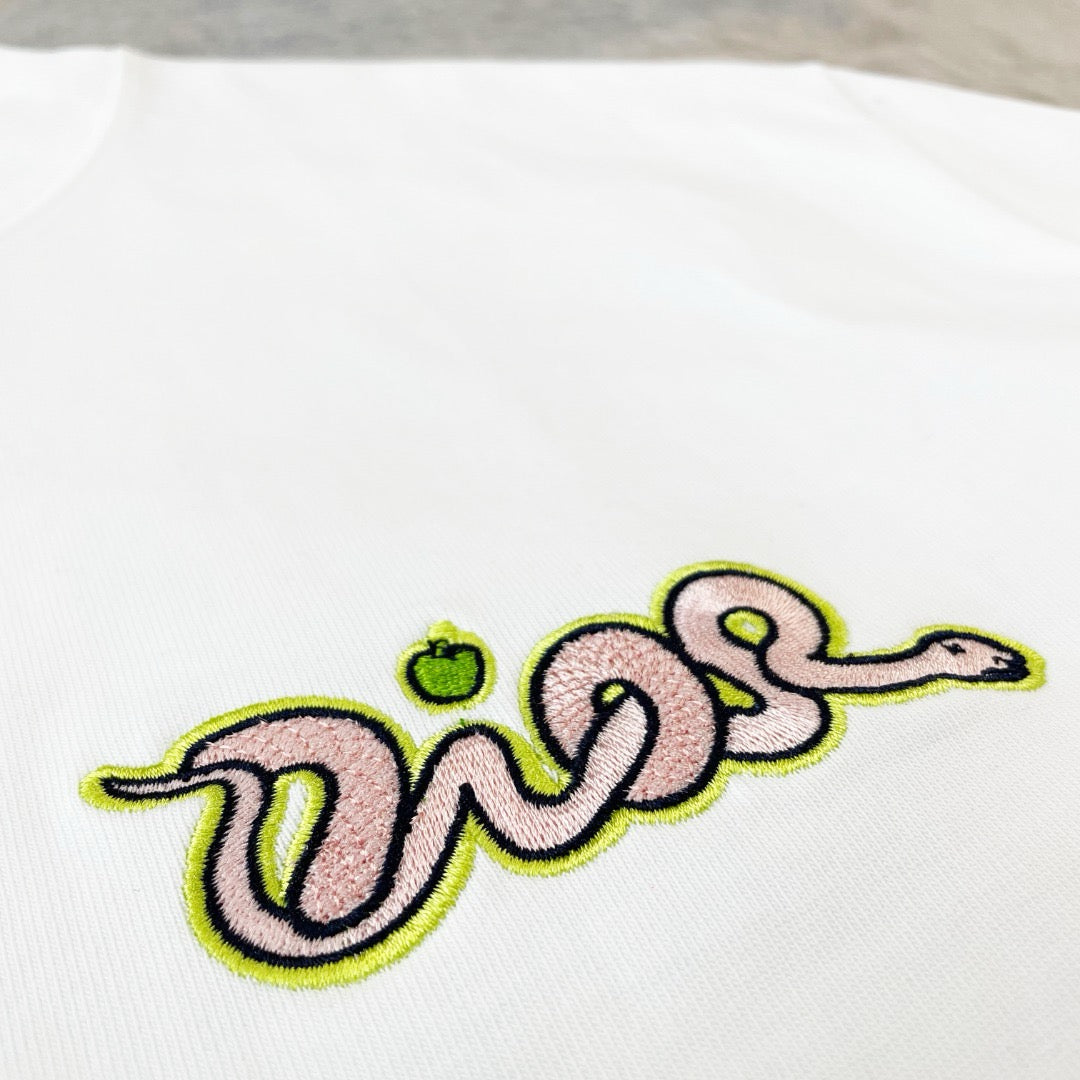 Schwarz-weißes T-Shirt