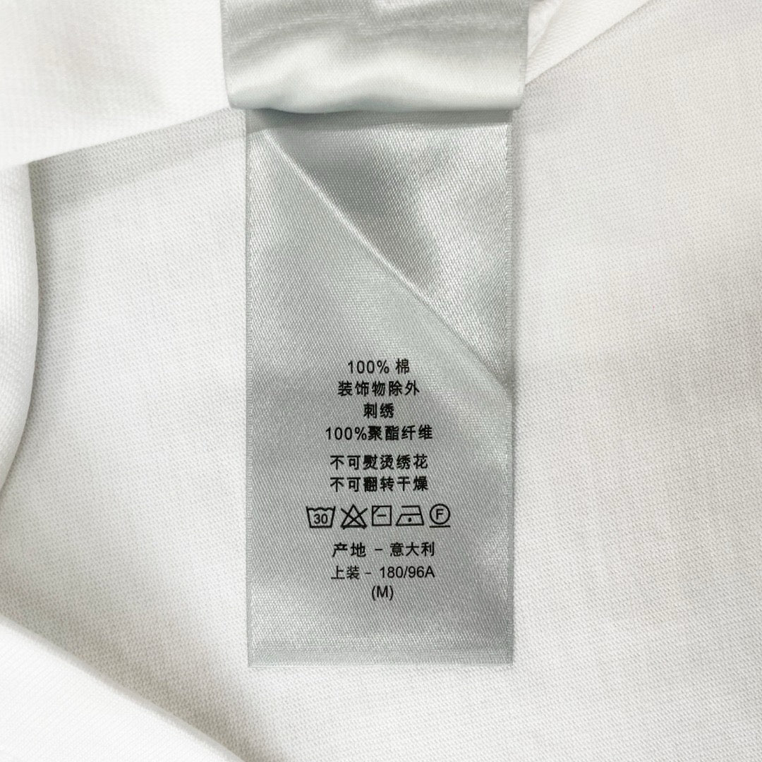 Schwarz-weißes T-Shirt