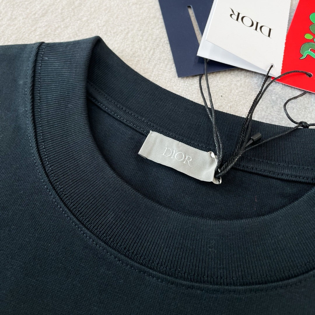 Schwarz-weißes T-Shirt
