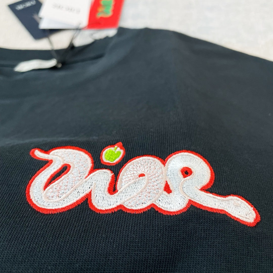 Schwarz-weißes T-Shirt
