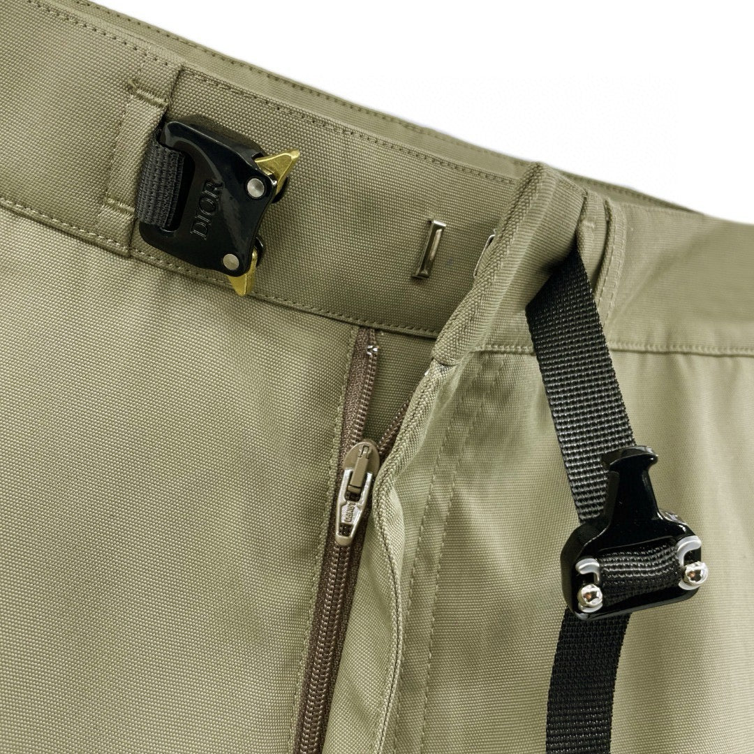 Grüne und schwarze Hose