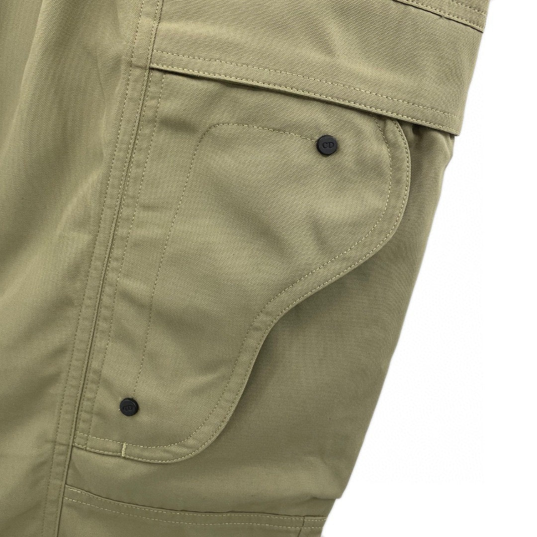 Grüne und schwarze Hose