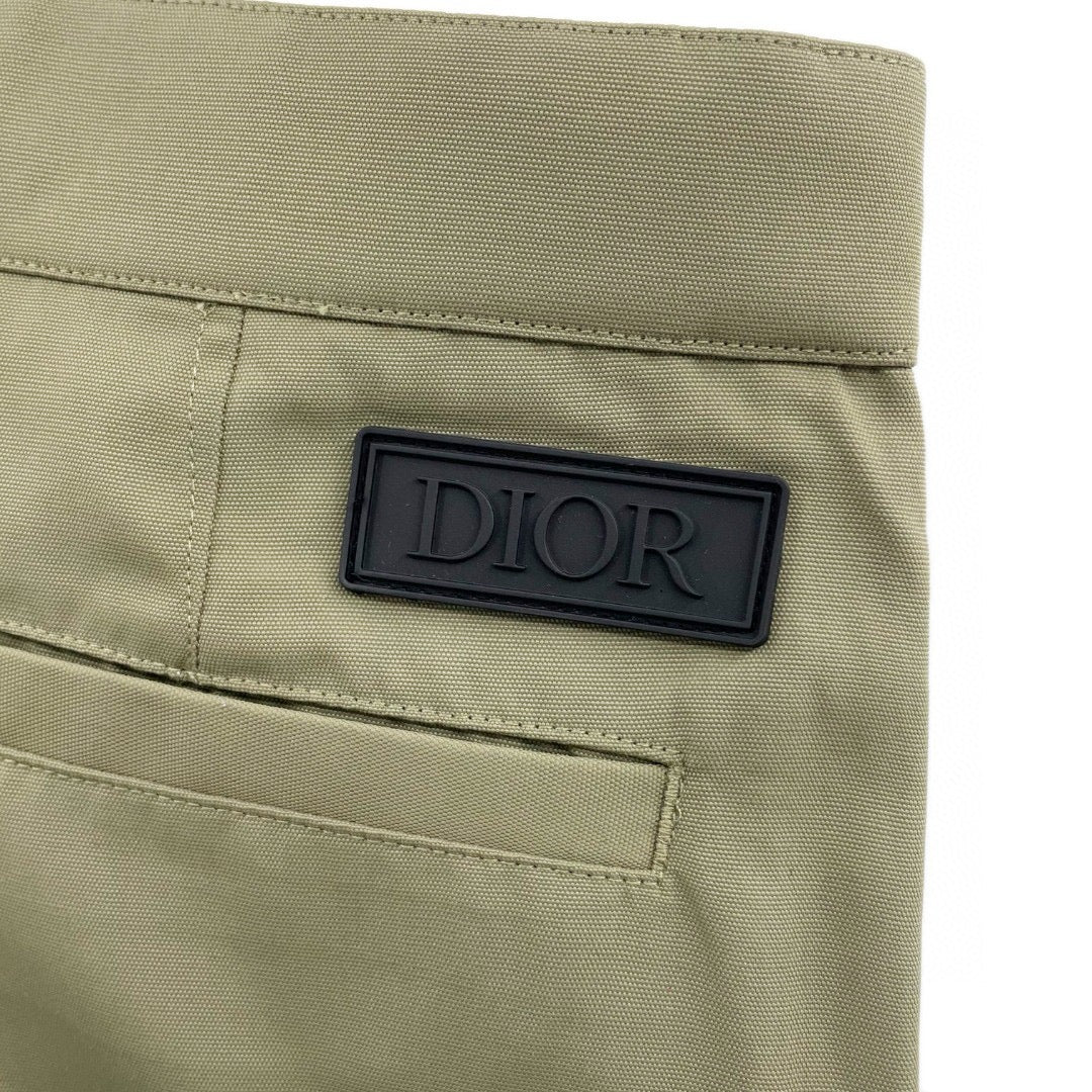 Grüne und schwarze Hose