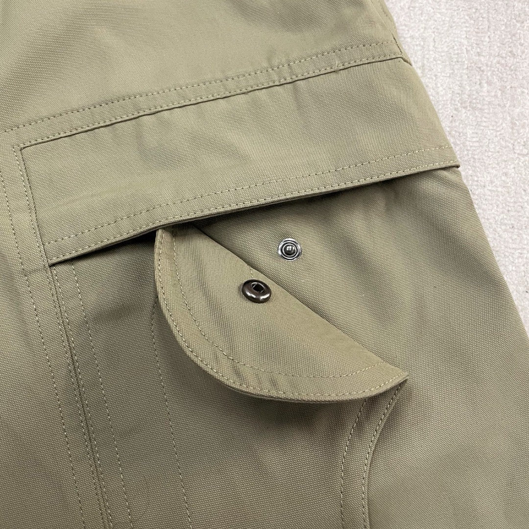 Grüne und schwarze Hose