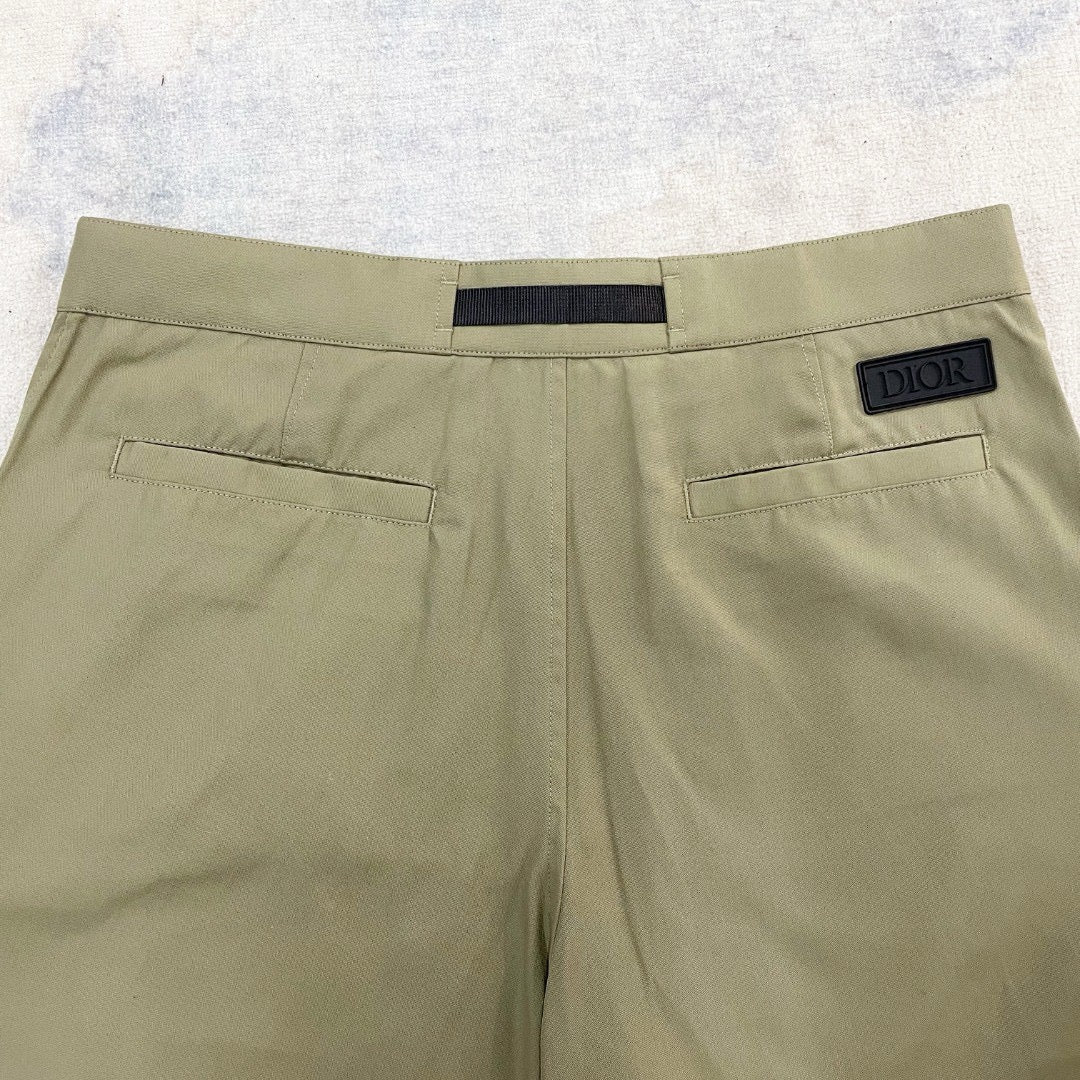 Grüne und schwarze Hose