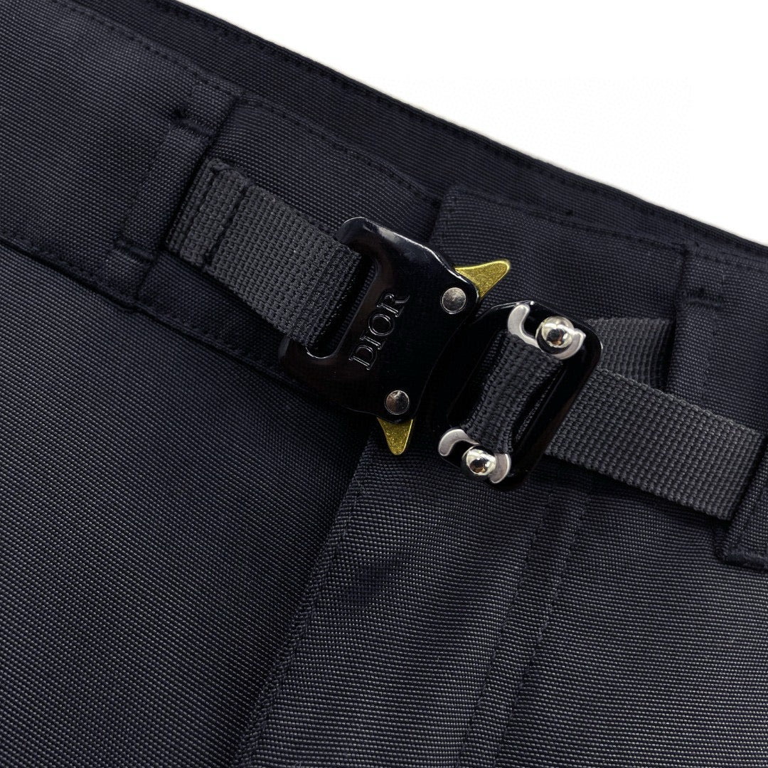Grüne und schwarze Hose