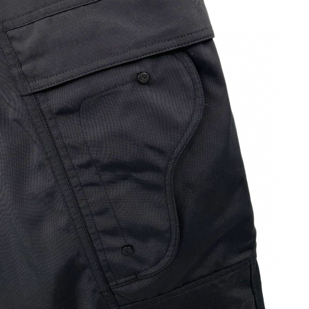 Grüne und schwarze Hose