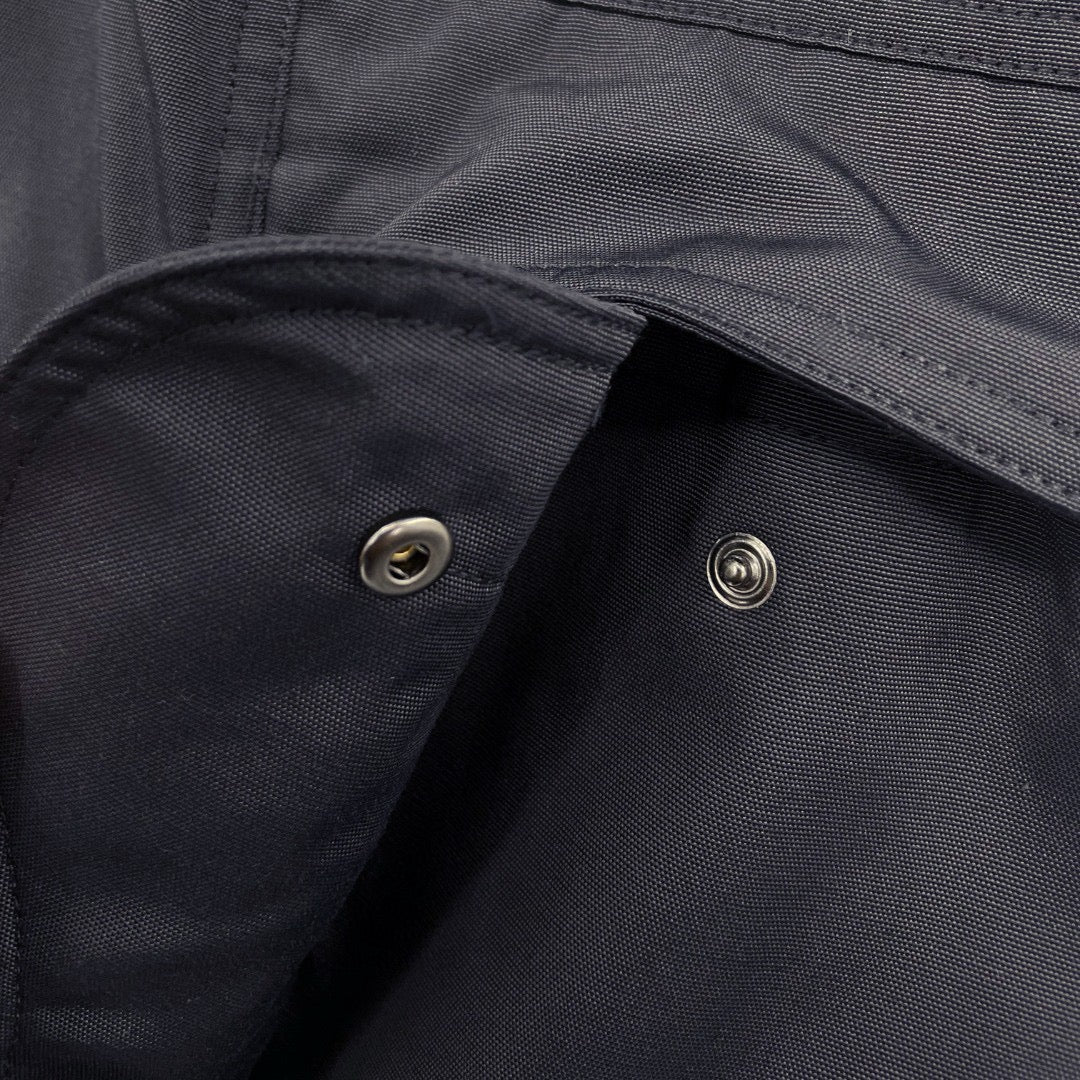 Grüne und schwarze Hose