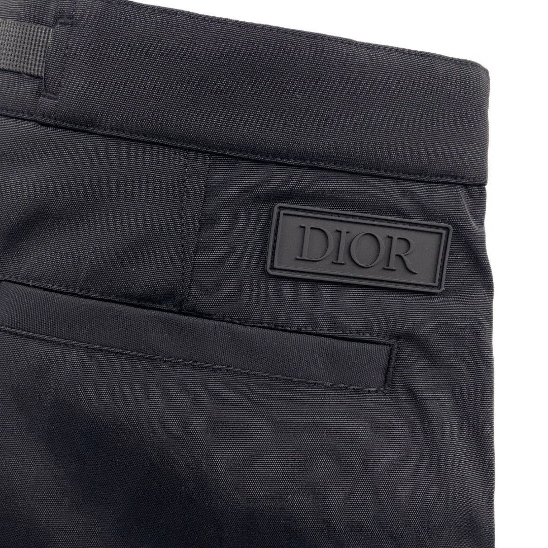 Grüne und schwarze Hose