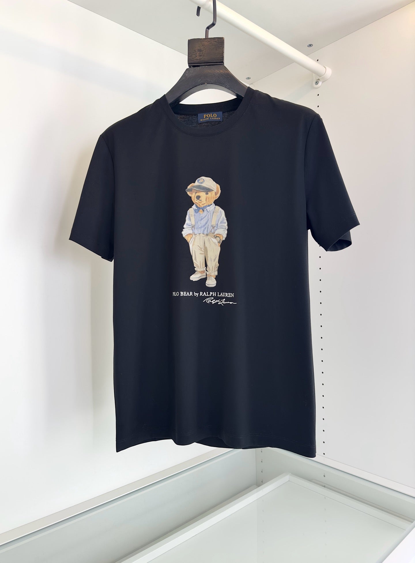 Schwarz-weißes T-Shirt