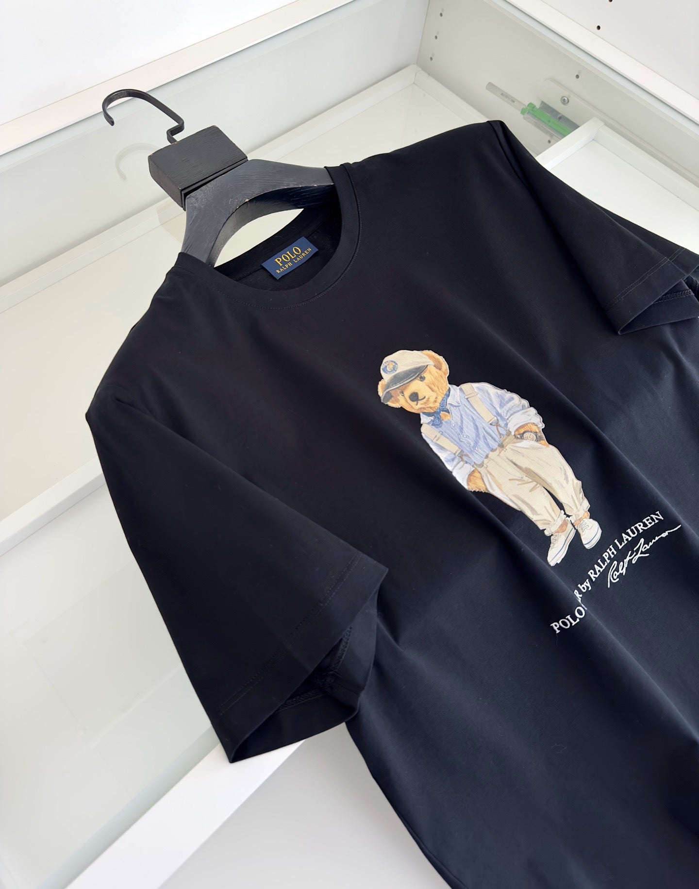 Schwarz-weißes T-Shirt