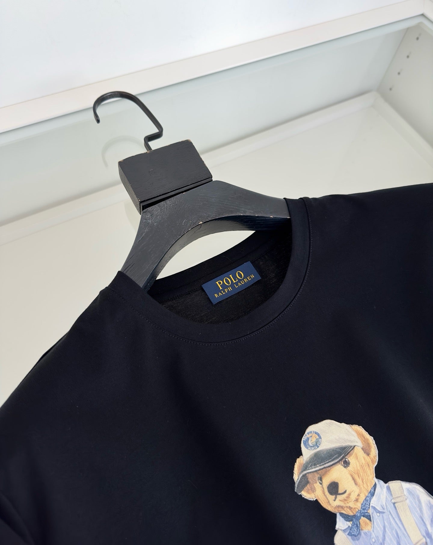 Schwarz-weißes T-Shirt