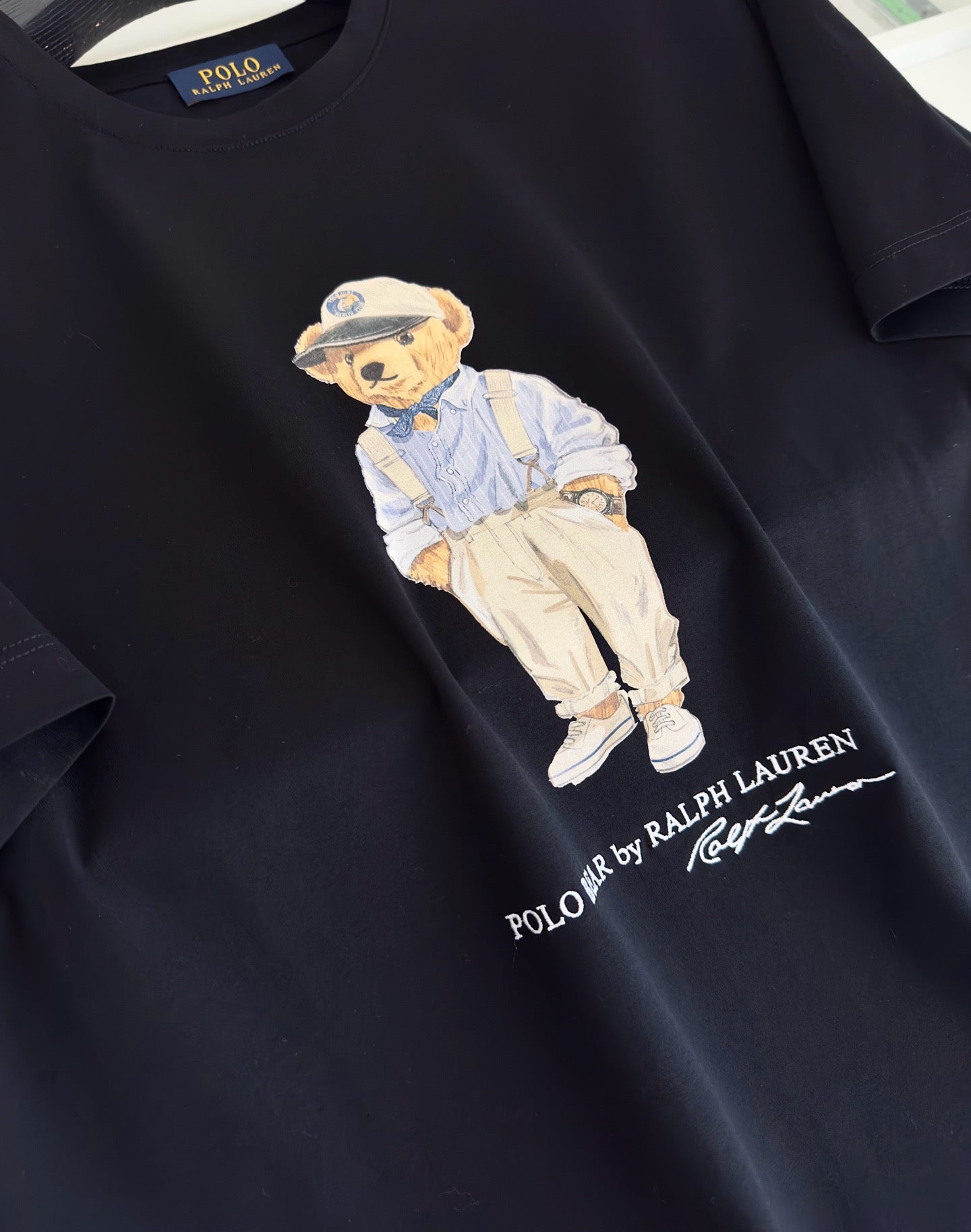 Schwarz-weißes T-Shirt