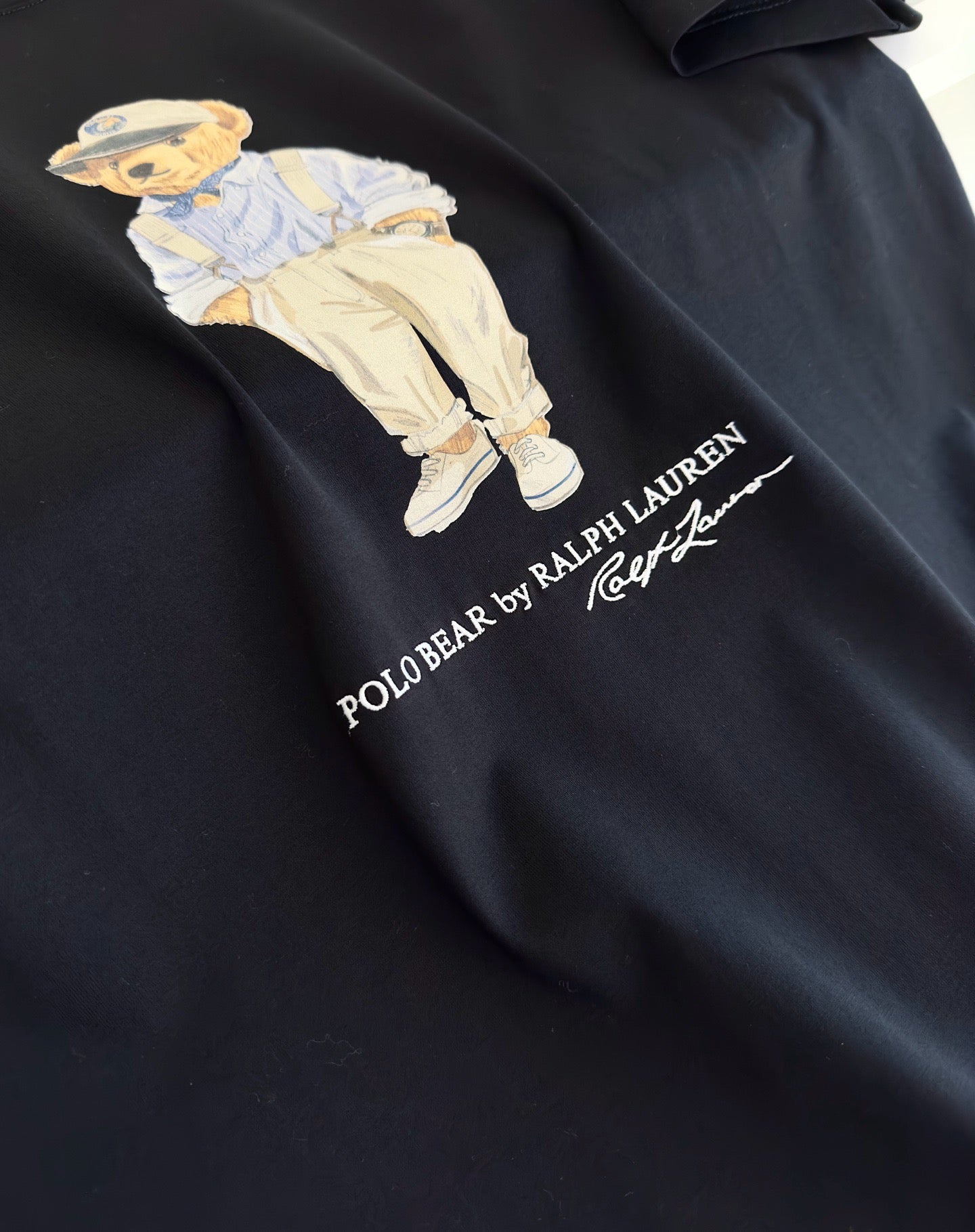 Schwarz-weißes T-Shirt