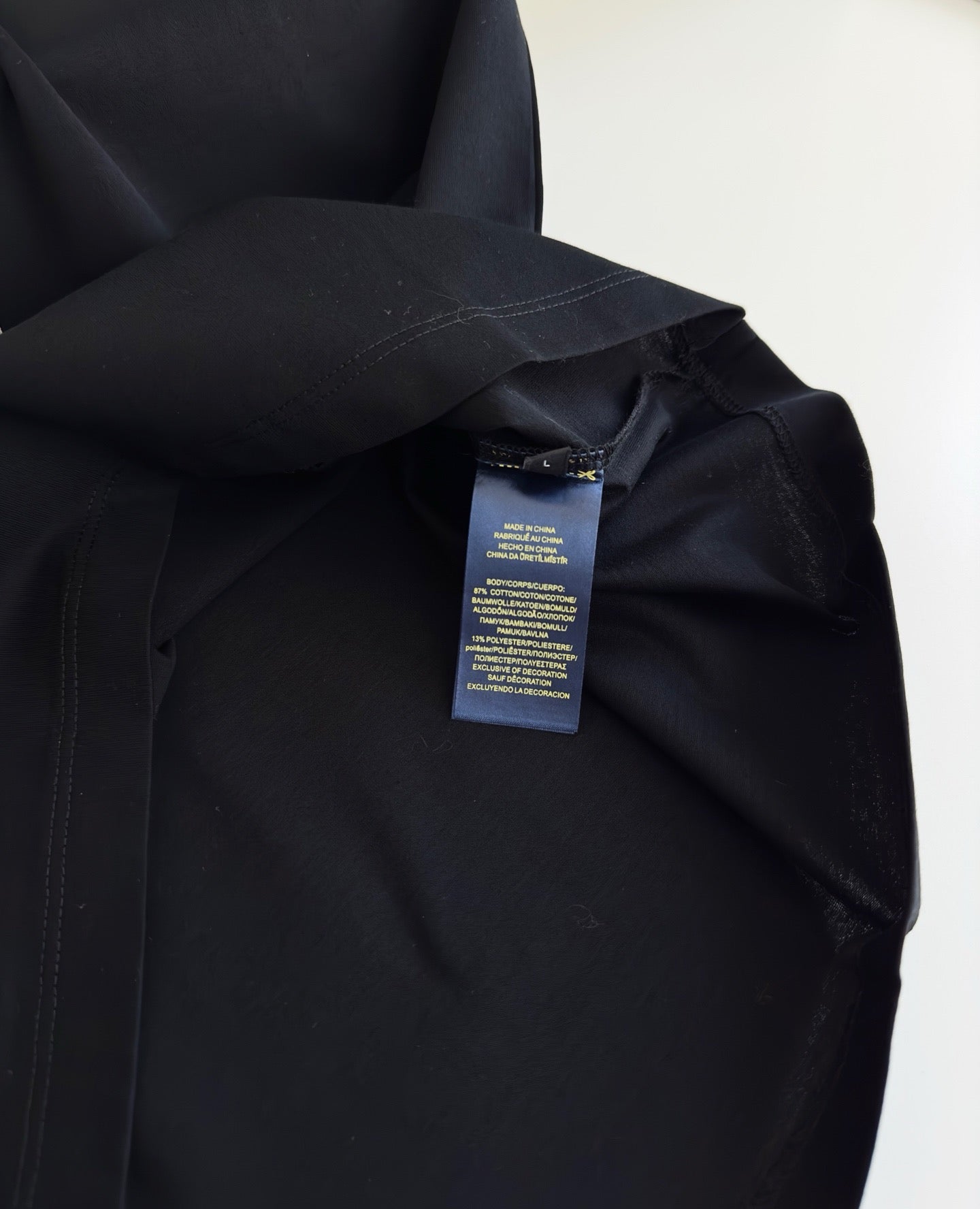 Schwarz-weißes T-Shirt