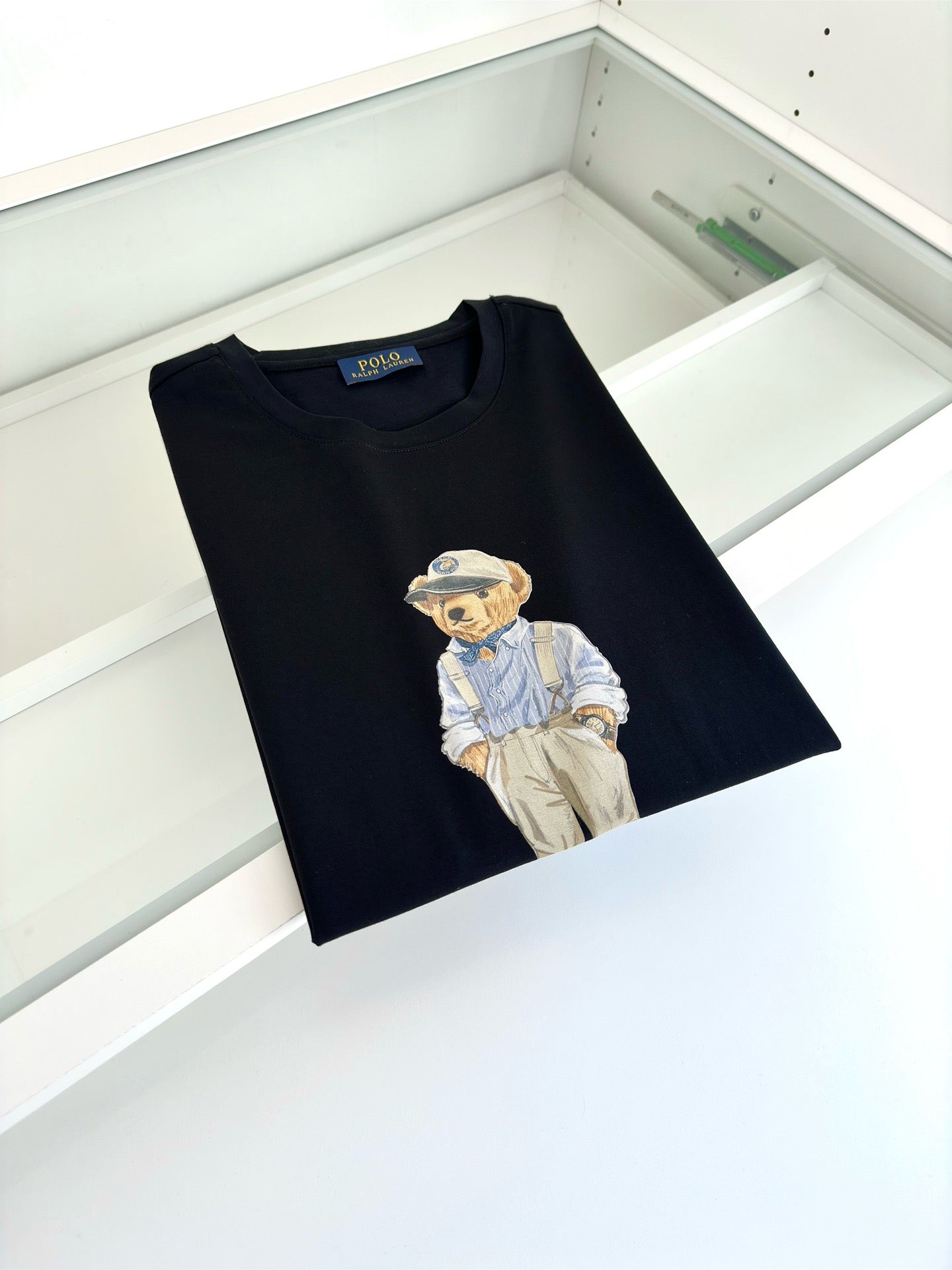 Schwarz-weißes T-Shirt