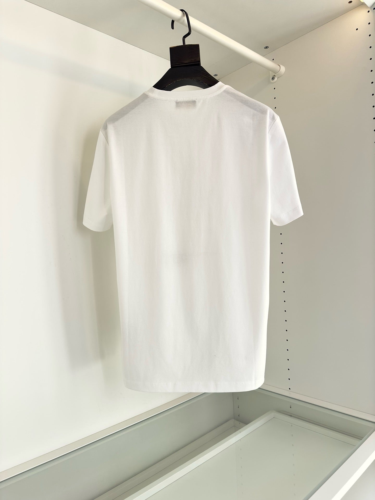 Schwarz-weißes T-Shirt