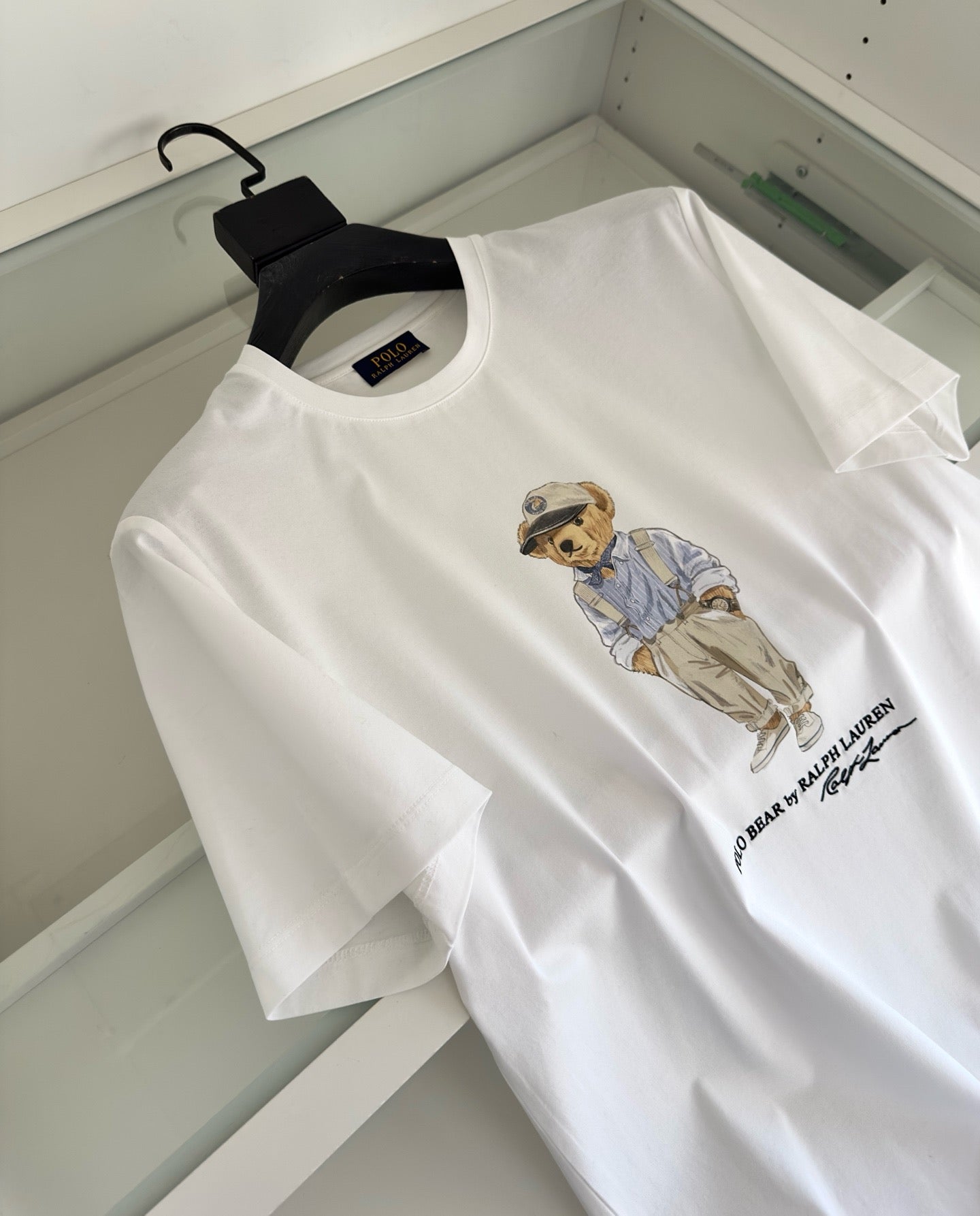 Schwarz-weißes T-Shirt