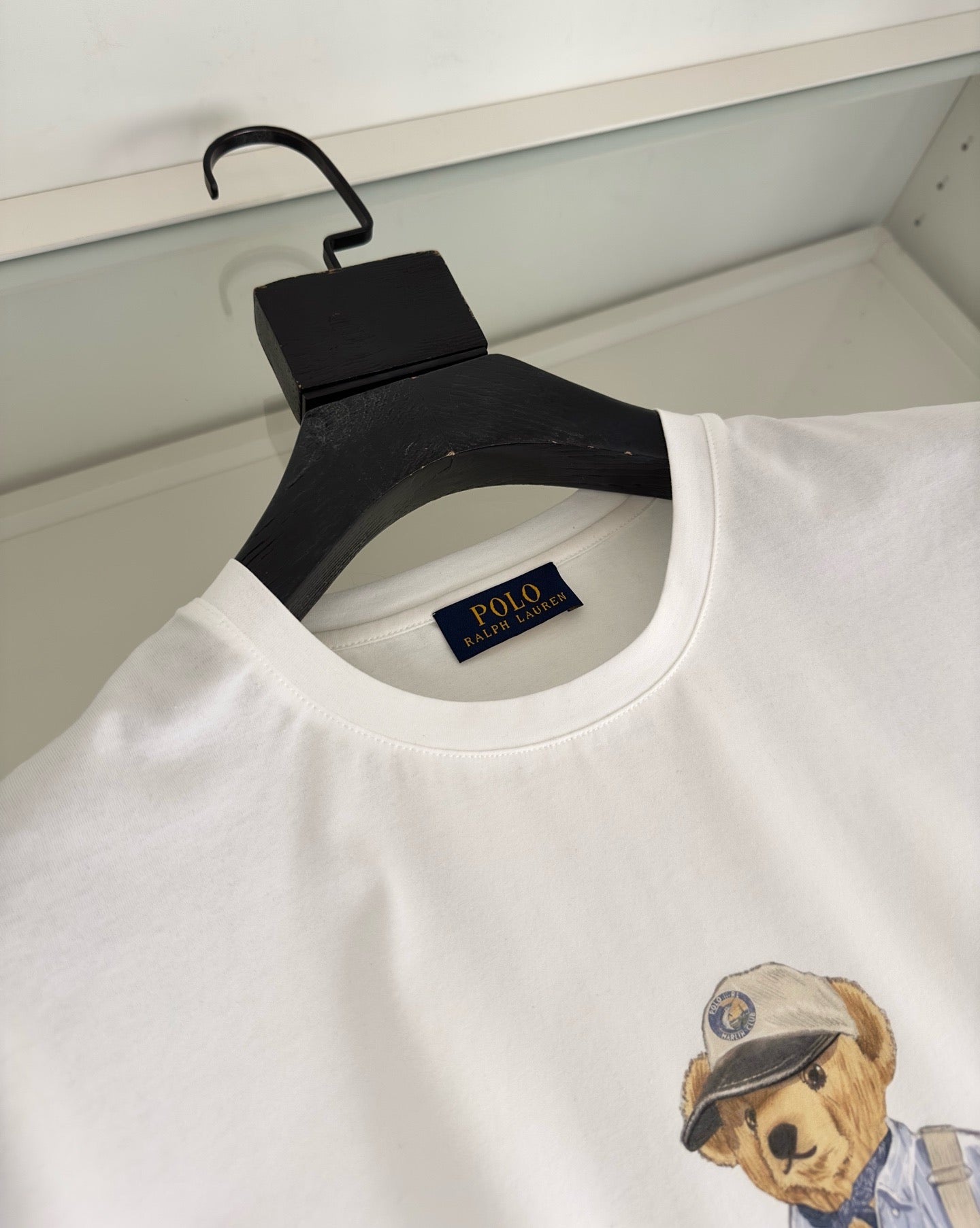 Schwarz-weißes T-Shirt