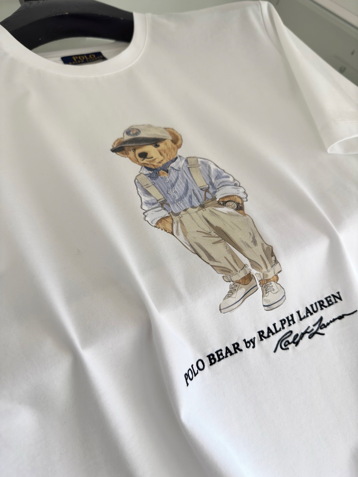 Schwarz-weißes T-Shirt