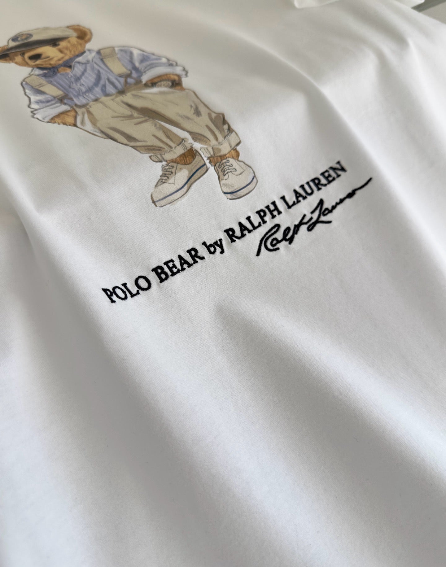 Schwarz-weißes T-Shirt