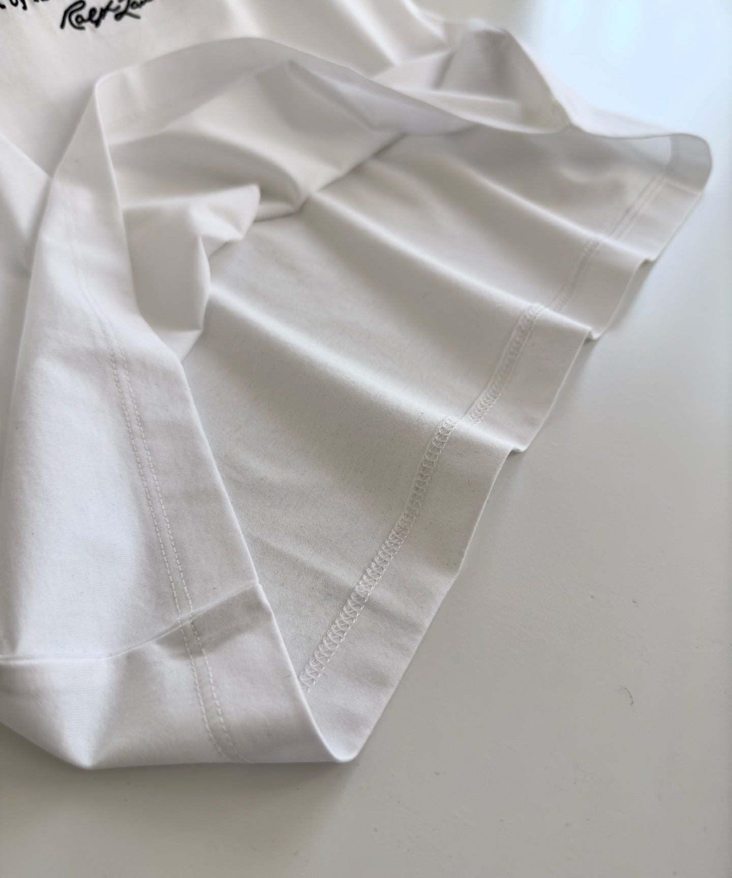 Schwarz-weißes T-Shirt