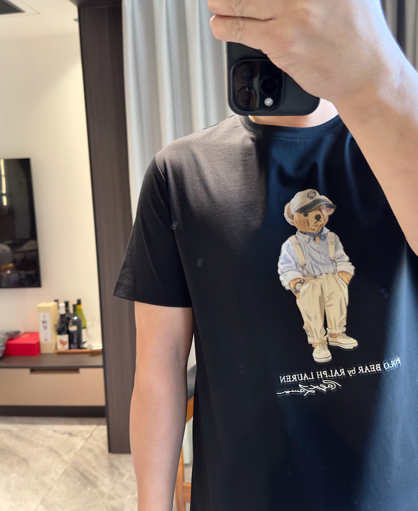 Schwarz-weißes T-Shirt