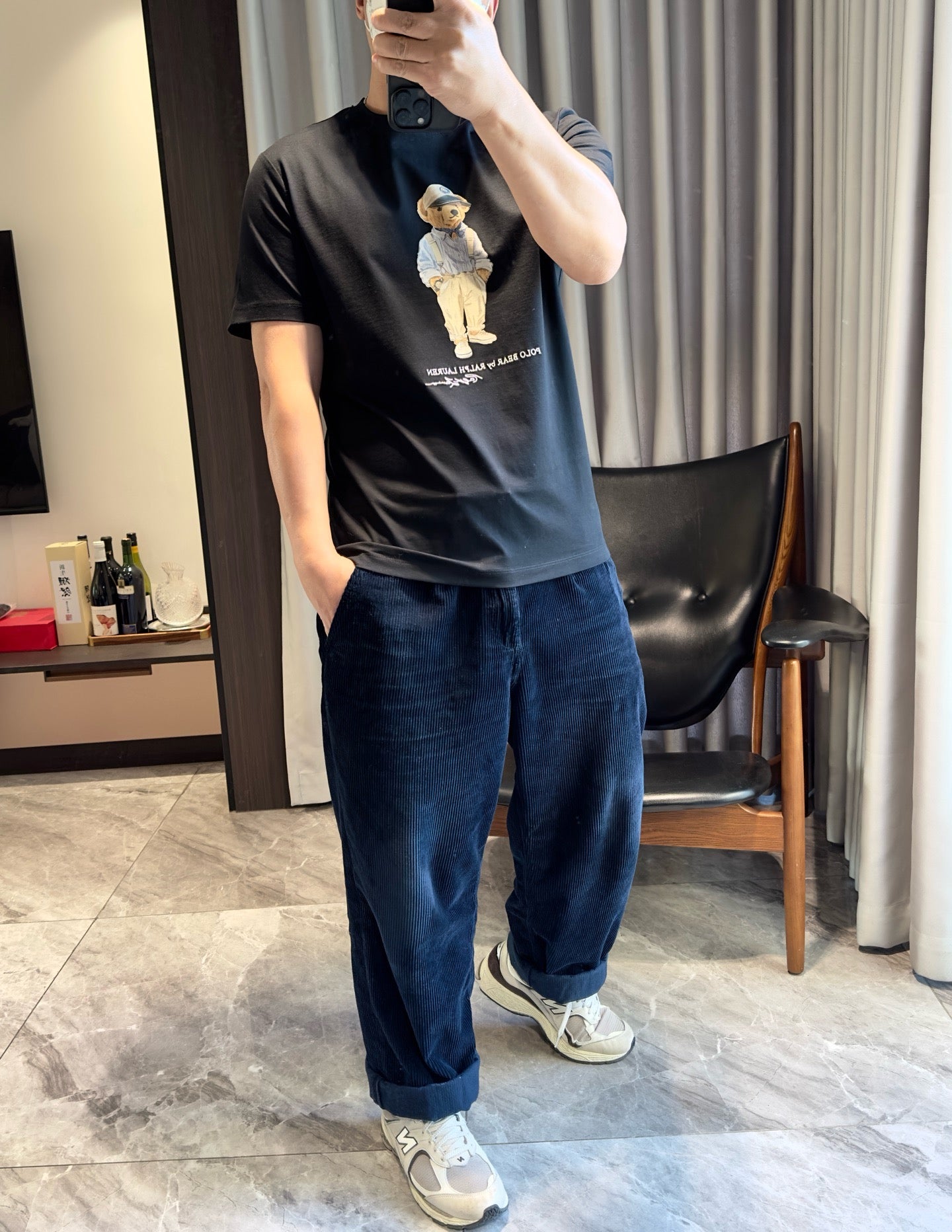 Schwarz-weißes T-Shirt