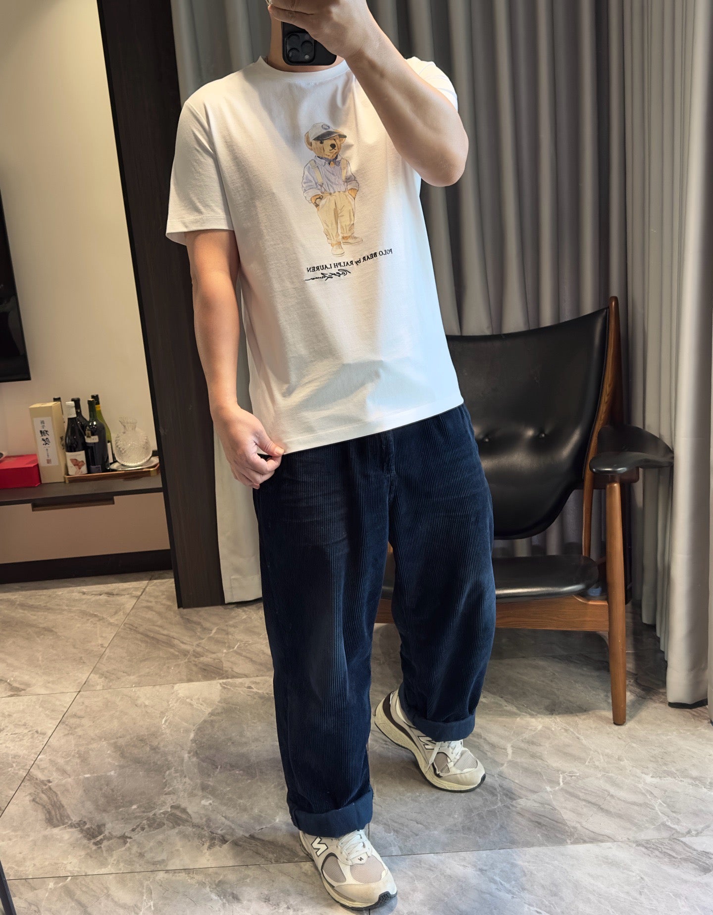 Schwarz-weißes T-Shirt