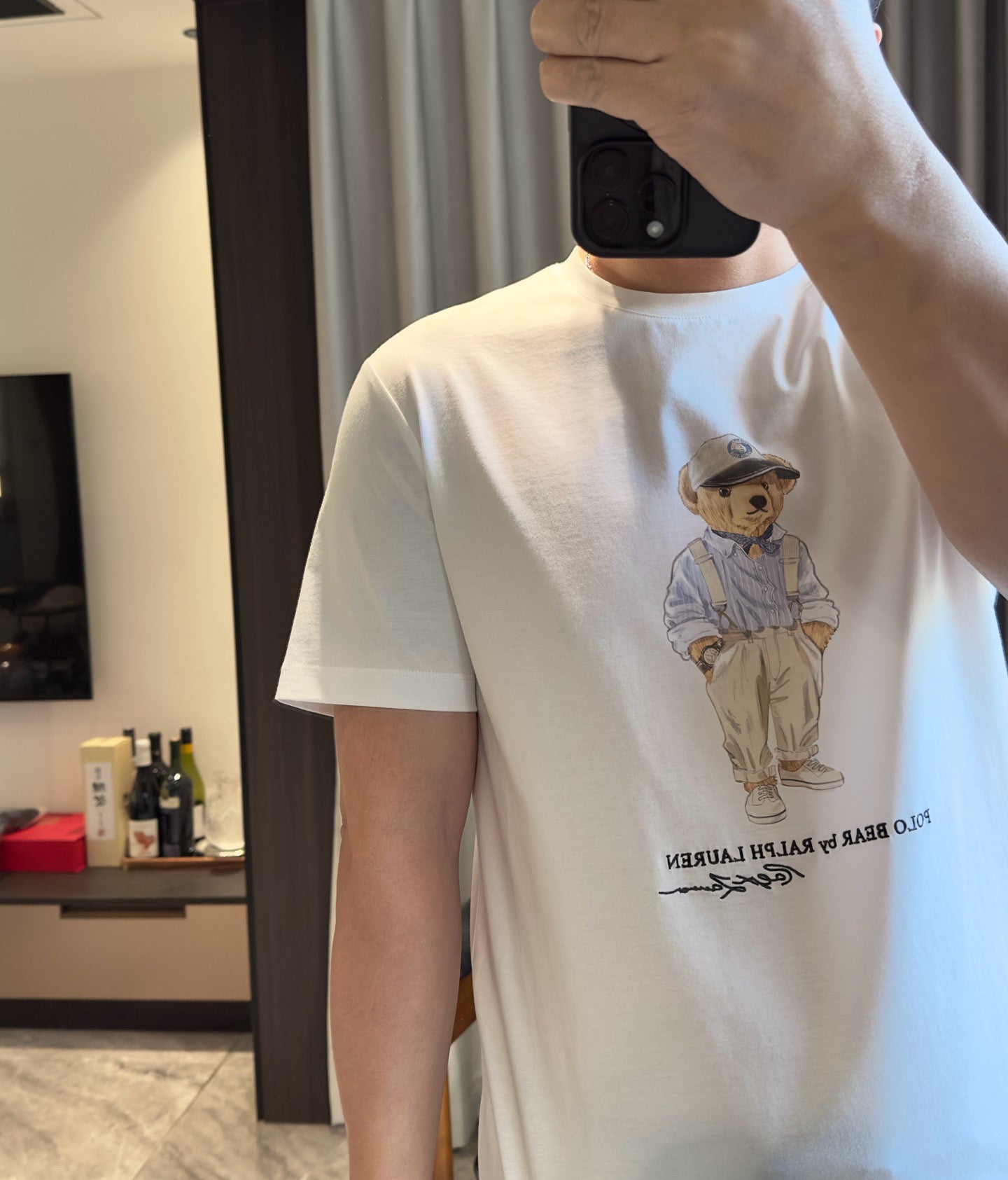 Schwarz-weißes T-Shirt