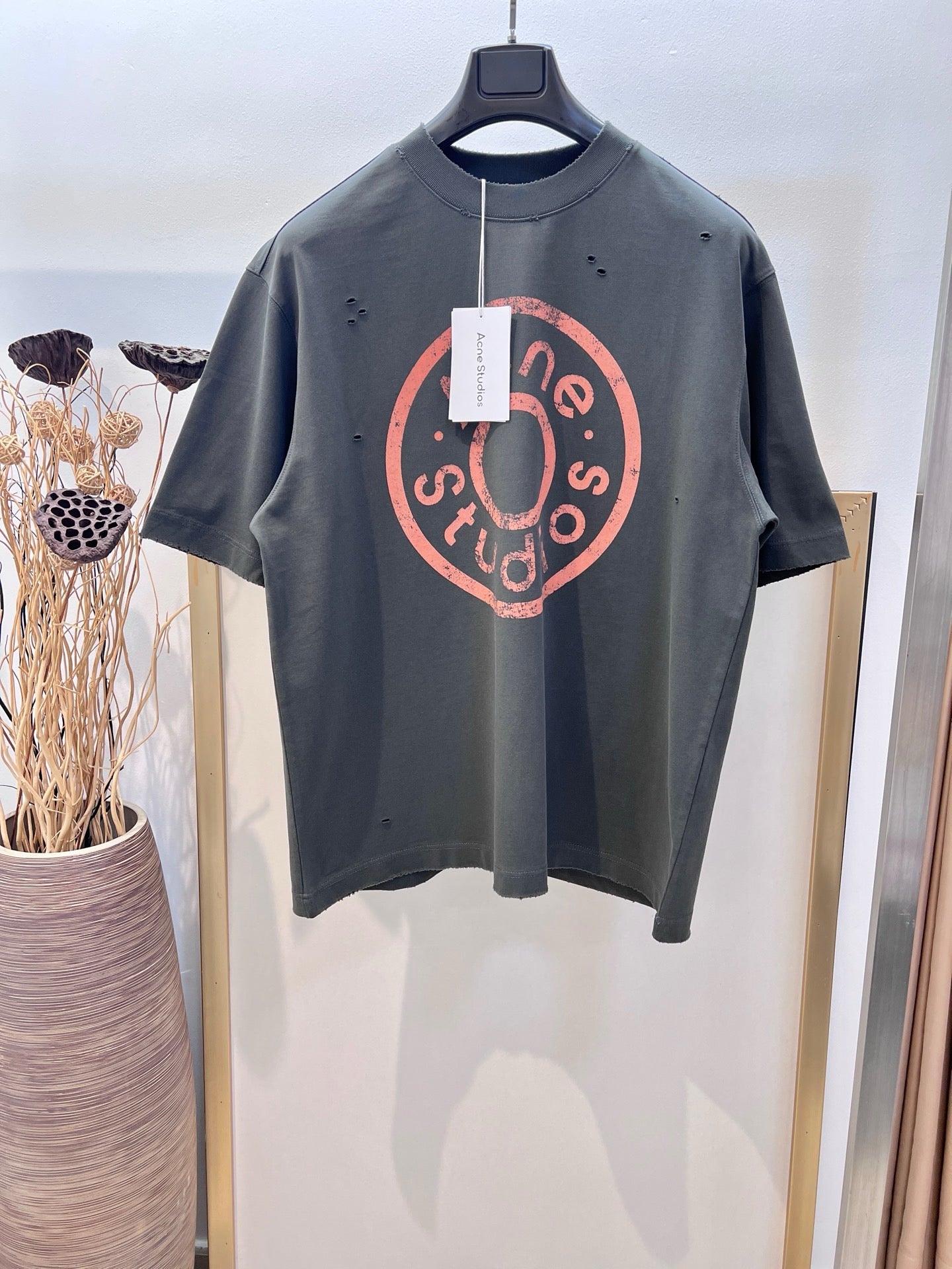 Dunkelgrünes und graues T-Shirt