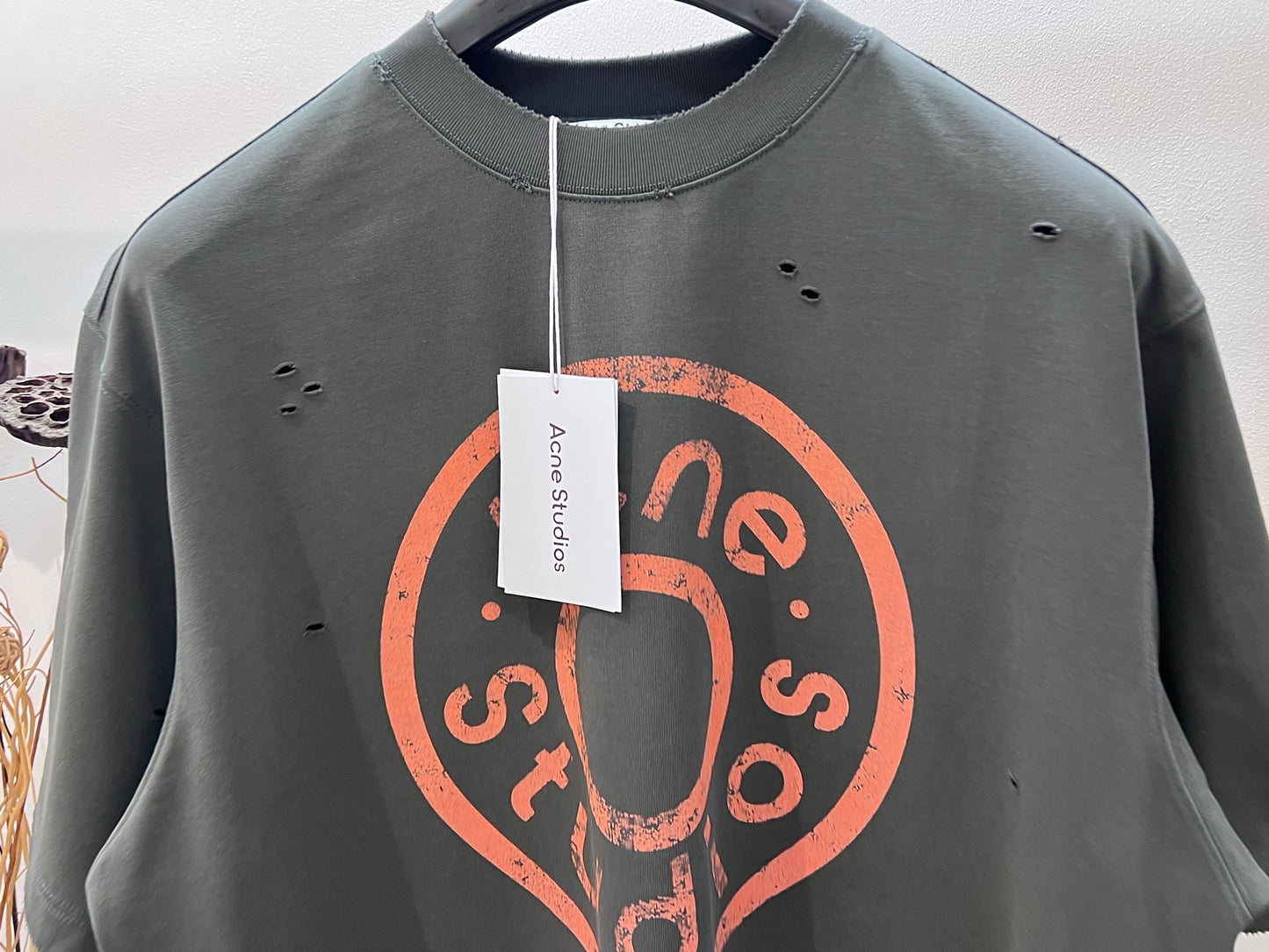 تي شيرت باللون الأخضر الداكن والرمادي