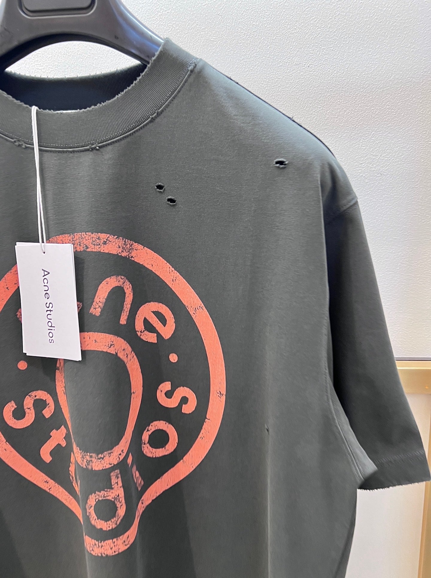 تي شيرت باللون الأخضر الداكن والرمادي