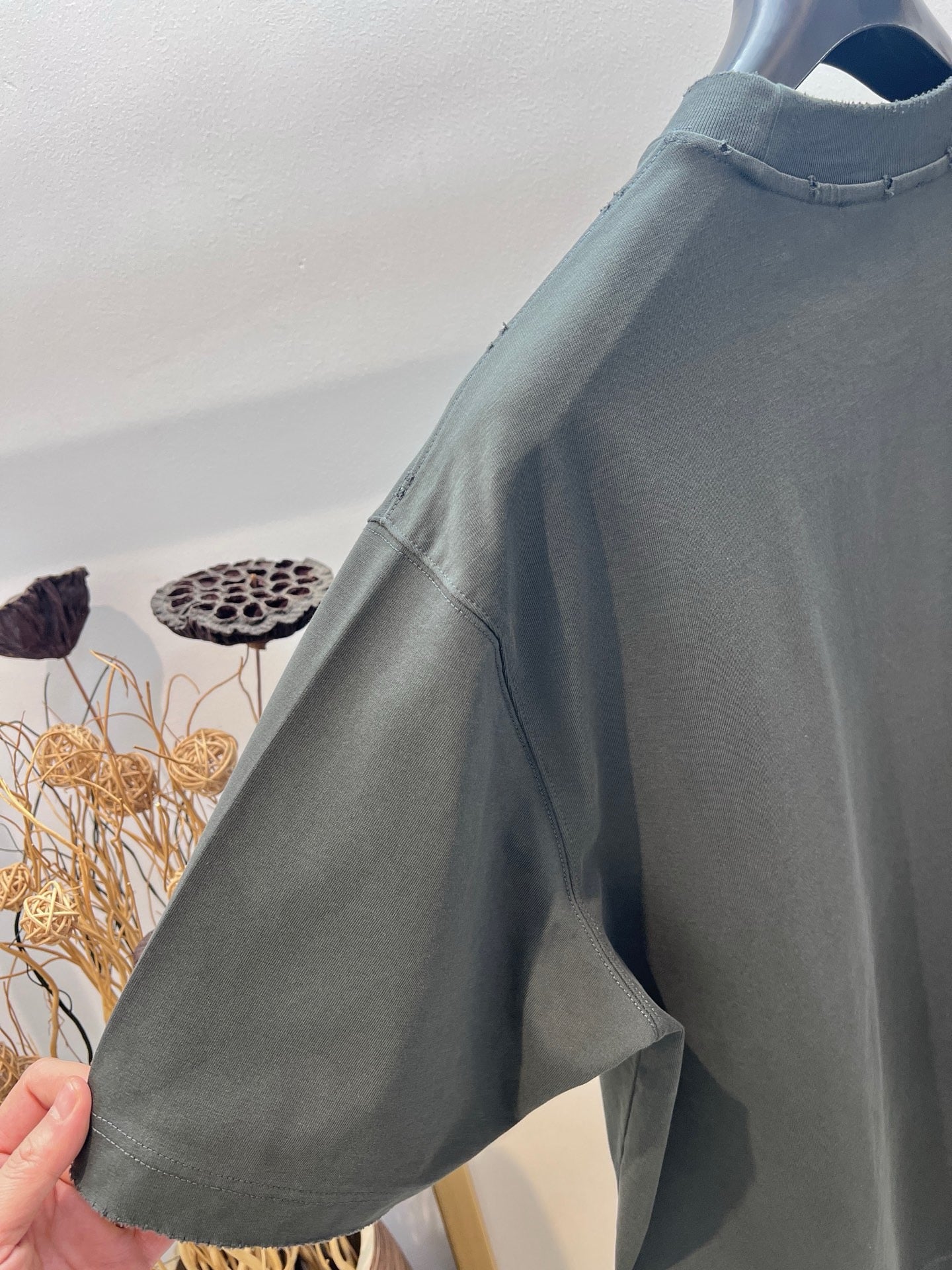 تي شيرت باللون الأخضر الداكن والرمادي