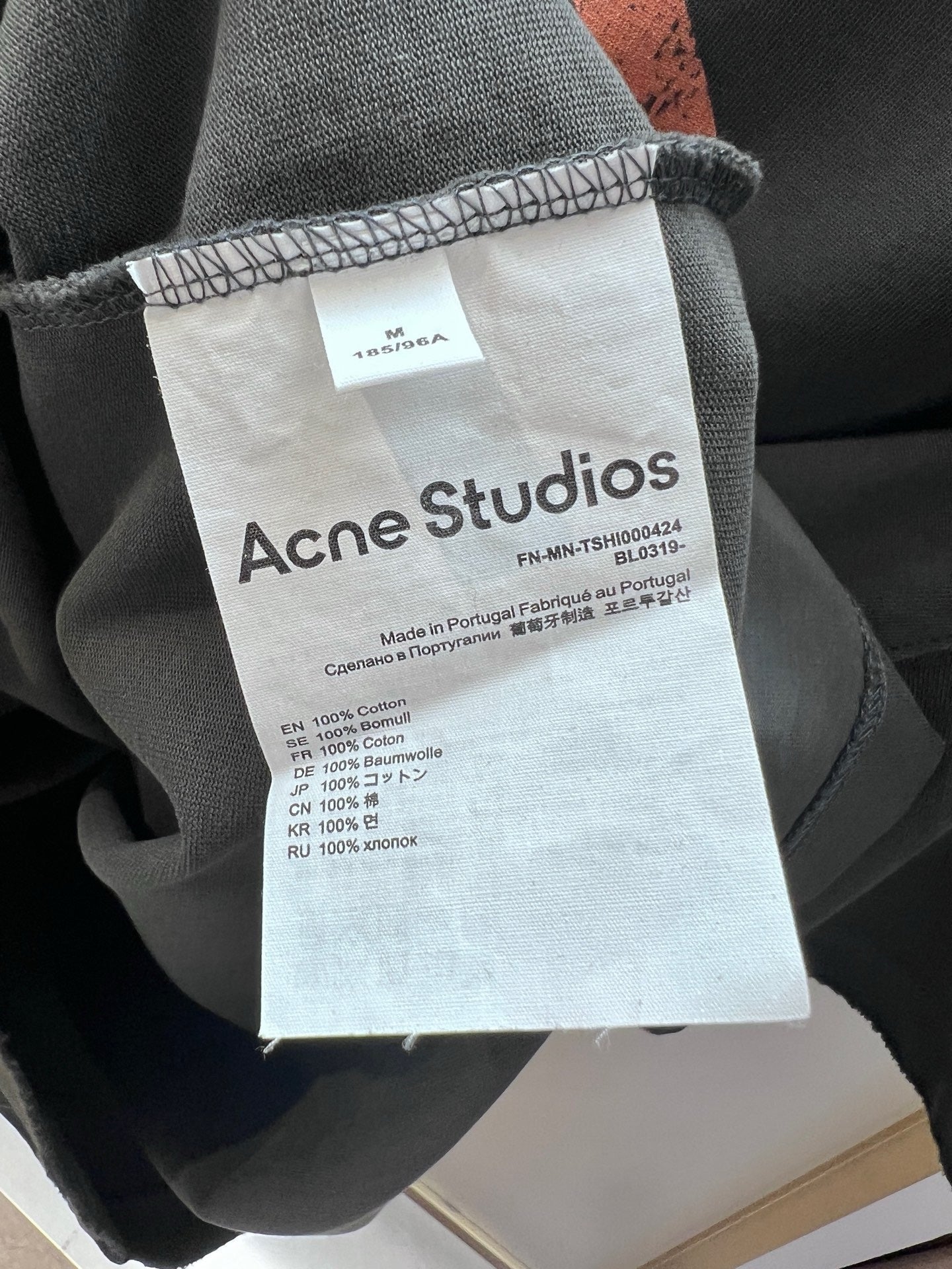 تي شيرت باللون الأخضر الداكن والرمادي