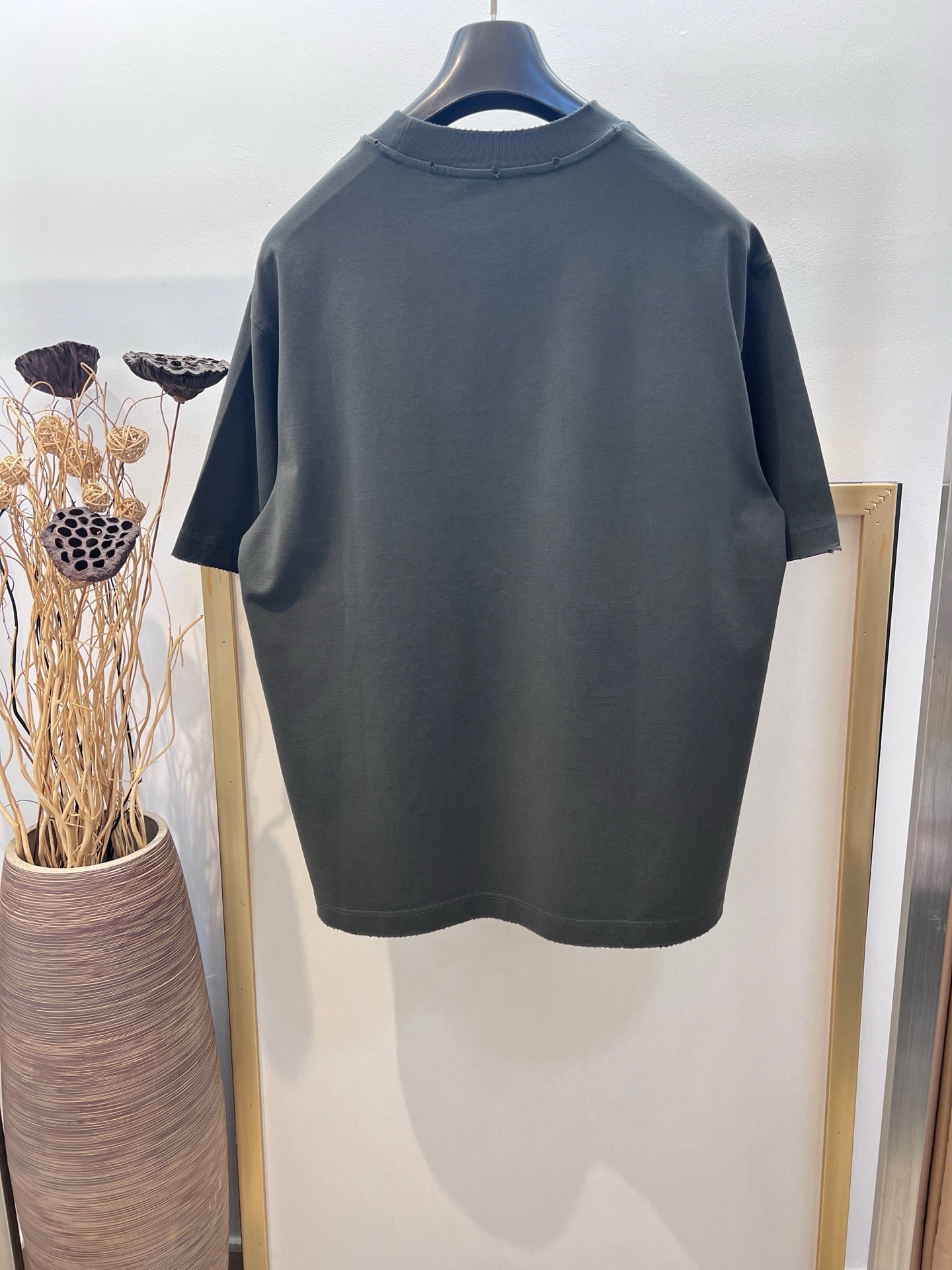 تي شيرت باللون الأخضر الداكن والرمادي