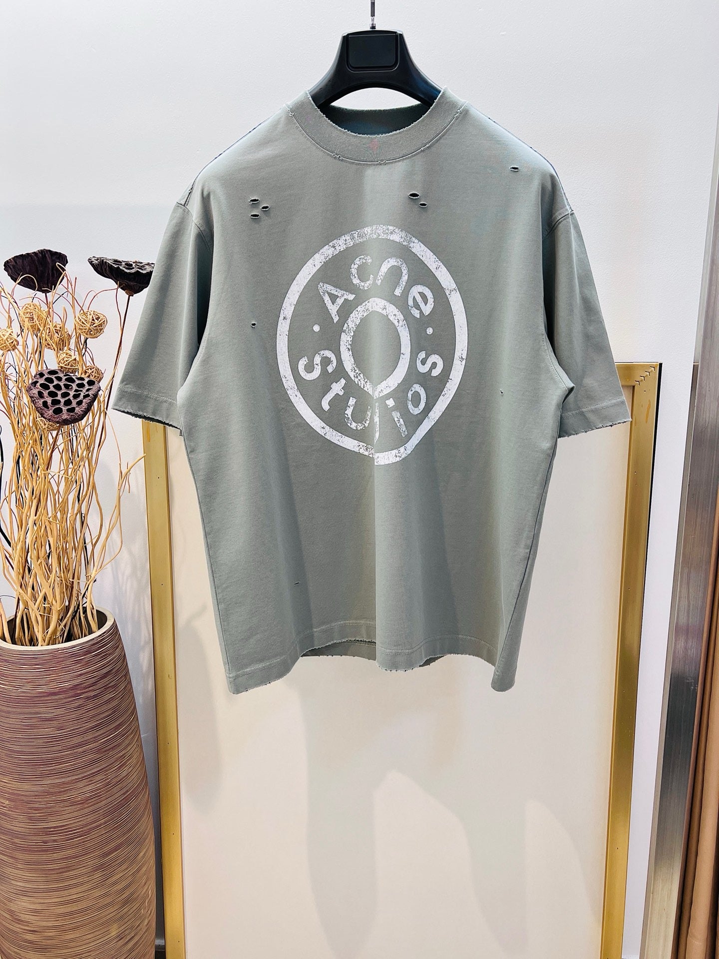 تي شيرت باللون الأخضر الداكن والرمادي