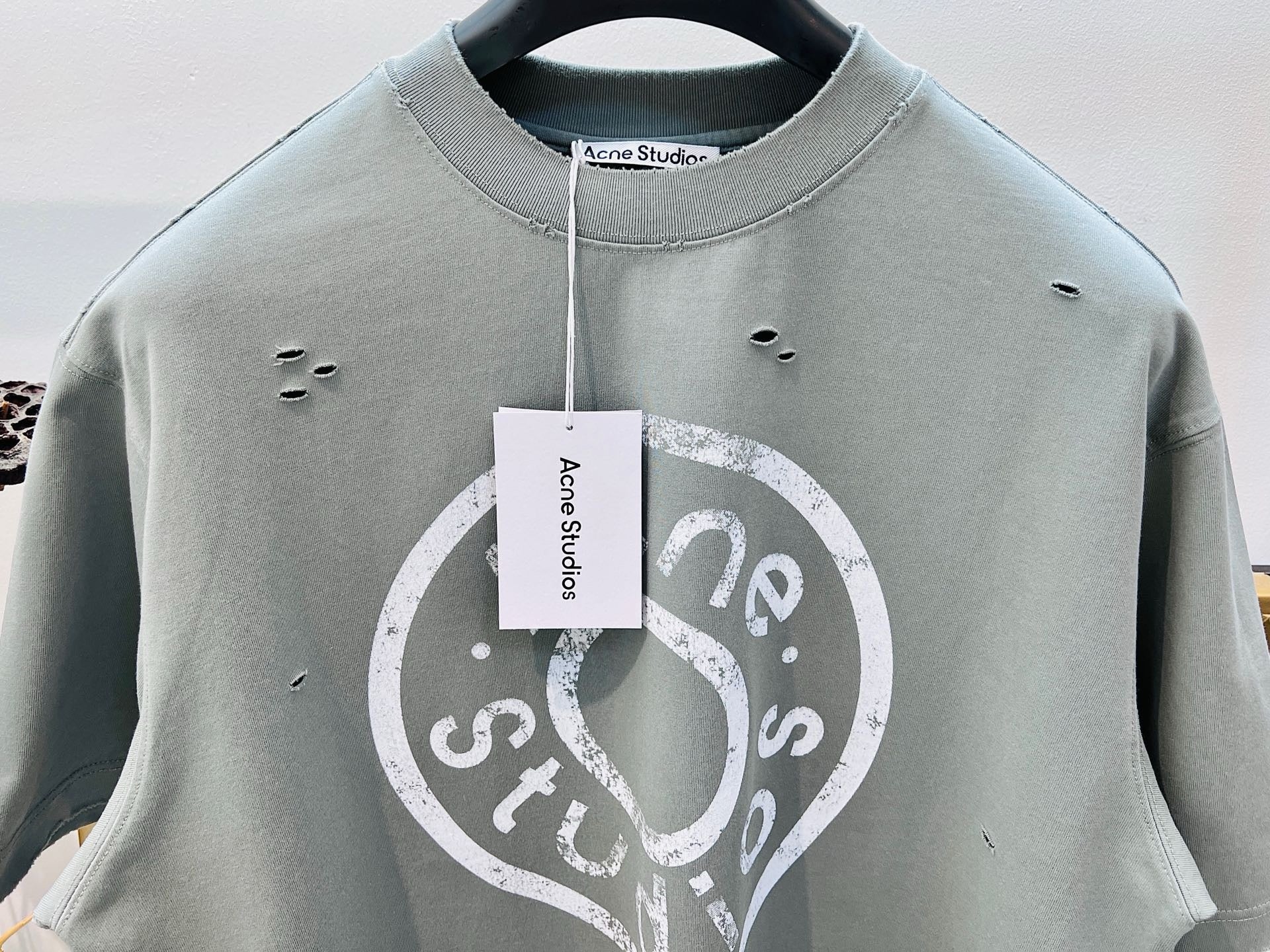 Dunkelgrünes und graues T-Shirt