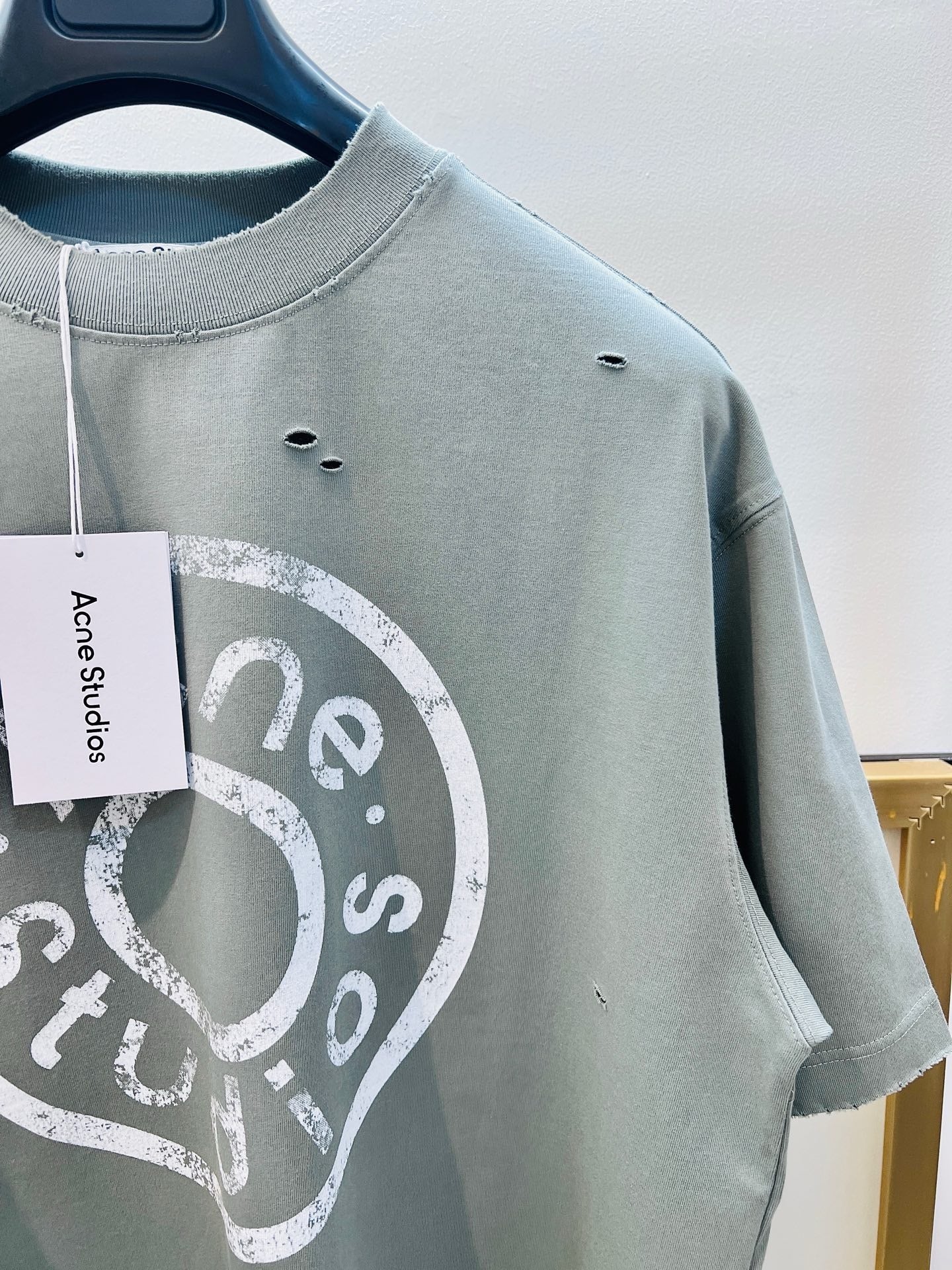 Dunkelgrünes und graues T-Shirt